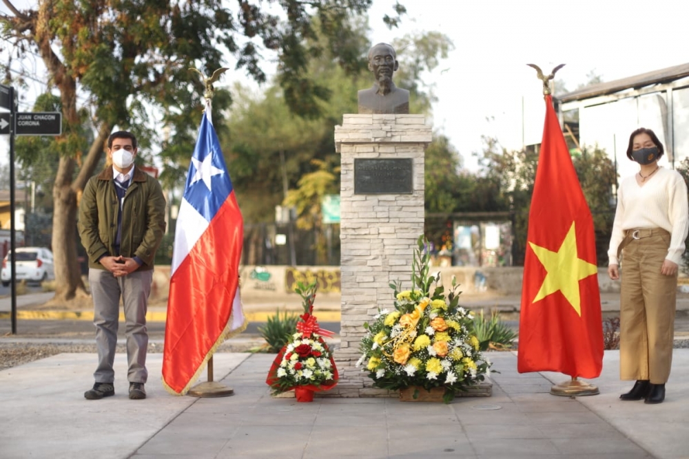 Đại biện lâm thời Hoàng Kim Anh và ông Mauro Tamayo, Quận trưởng quận Cerro Navia