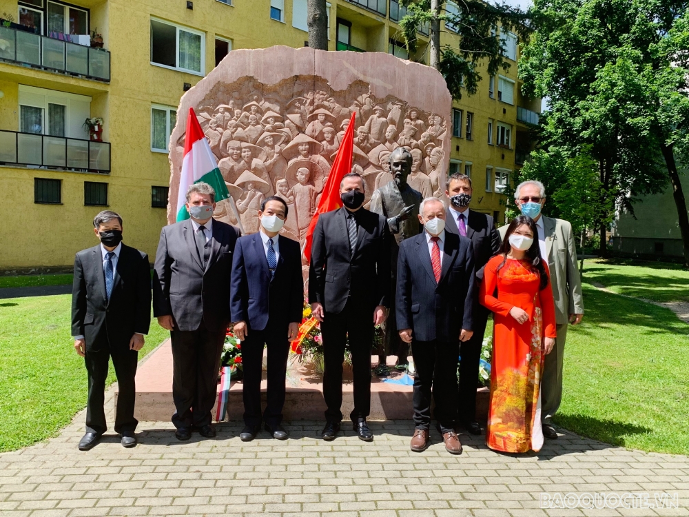 Các đại biểu chụp ảnh lưu niệm tại lễ kỷ niệm 131 năm ngày sinh của Chủ tịch Hồ Chí Minh.