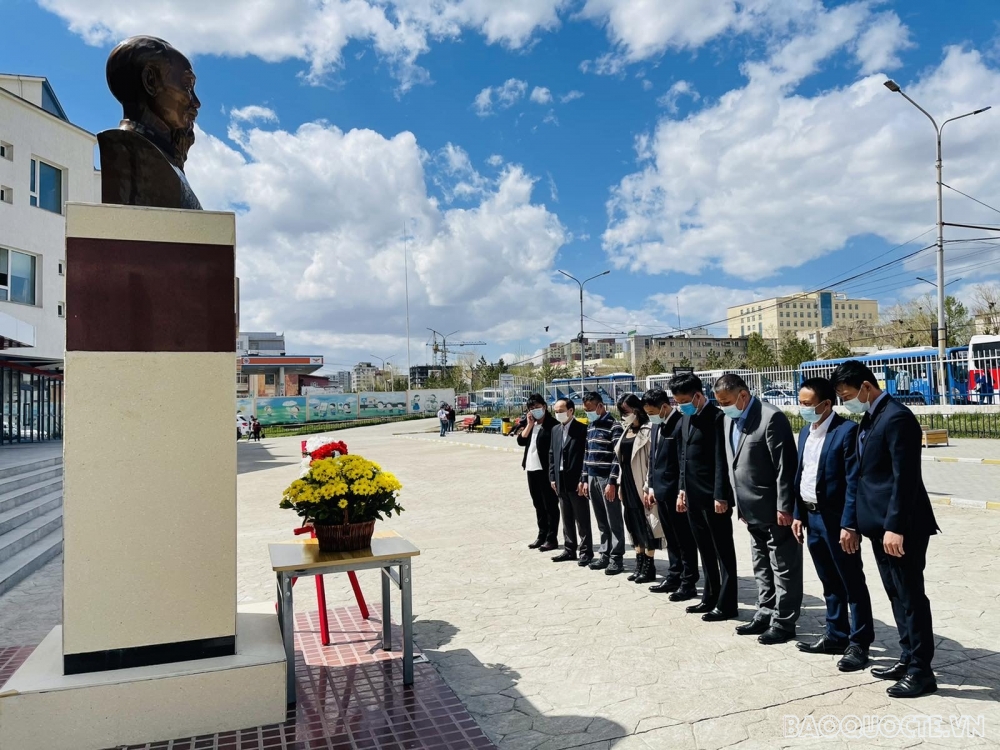 Đại sứ quán Việt Nam tại Mông Cổ, đại diện Hội Hữu nghị Mông Cổ-Việt Nam, cộng đồng, lưu học sinh Việt Nam cùng đại diện thầy trò Trường số 14 mang tên Hồ Chí Minh đã tổ chức lễ dâng hoa tại tượng đài Bác Hồ nhân kỷ niệm 131 năm ngày sinh Chủ tịch Hồ Chí 