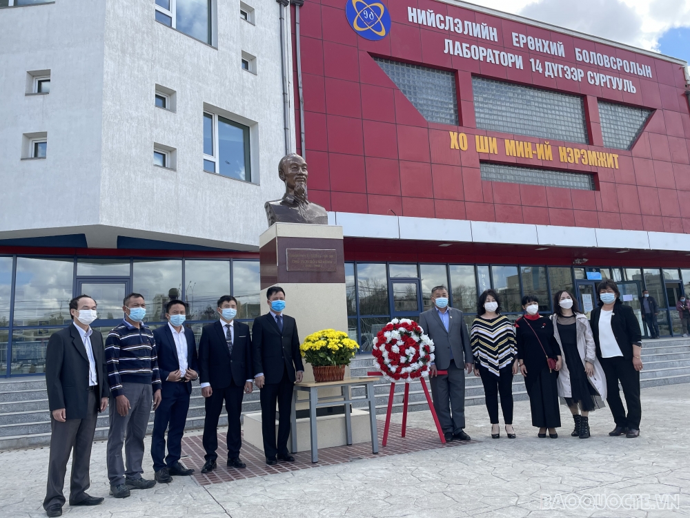 Đại sứ quán Việt Nam tại Mông Cổ, đại diện Hội Hữu nghị Mông Cổ-Việt Nam, cộng đồng, lưu học sinh Việt Nam cùng đại diện thầy trò Trường số 14 mang tên Hồ Chí Minh đã tổ chức lễ dâng hoa tại tượng đài Bác Hồ nhân kỷ niệm 131 năm ngày sinh Chủ tịch Hồ Chí Minh vĩ đại