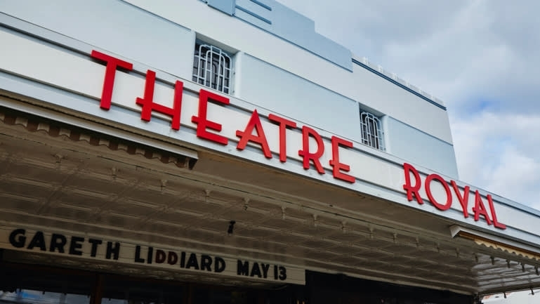 Sau hơn 1 năm vắng bóng, nghệ sĩ Australia trở lại sân khấu