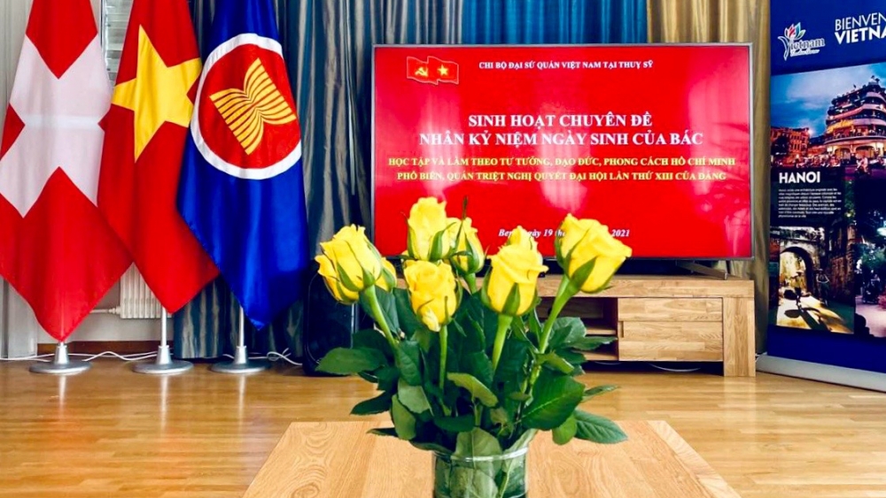 Đại sứ quán Việt Nam tại Thụy Sỹ tổ chức buổi sinh hoạt chuyên đề về học tập, làm theo tư tưởng, đạo đức, phong cách Hồ Chí Minh và quán triệt Nghị quyết Đại hội đại biểu toàn quốc lần thứ XIII của Đảng Đại sứ quán Việt Nam tại Thụy Sỹ tổ chức buổi sinh hoạt chuyên đề về học tập, làm theo tư tưởng, đạo đức, phong cách Hồ Chí Minh và quán triệt Nghị quyết Đại hội đại biểu toàn quốc lần thứ XIII của Đảng