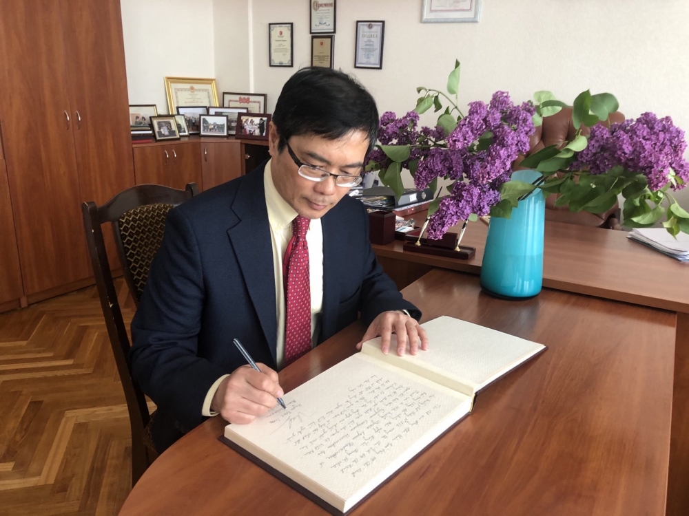 Đại sứ Việt Nam tại Ukraine Nguyễn Hồng Thạch đã đến thăm, làm việc và tặng quà Ban Giám hiệu Trường chuyên ngữ số 251 thành phố Kyiv mang tên Chủ tịch Hồ Chí Minh