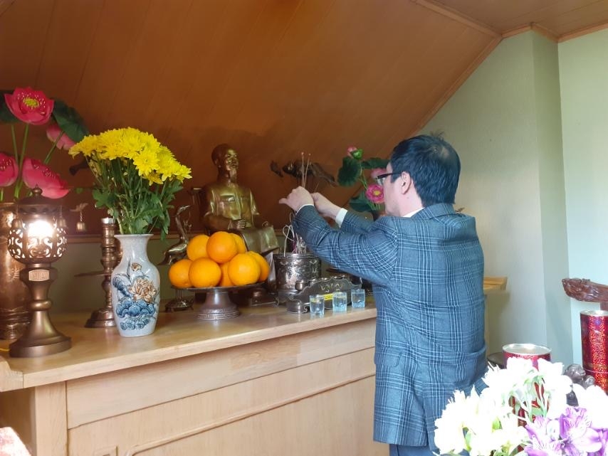 lễ dâng hương Người tại Phòng tưởng niệm Chủ tịch Hồ Chí Minh trong trụ sở Đại sứ quán