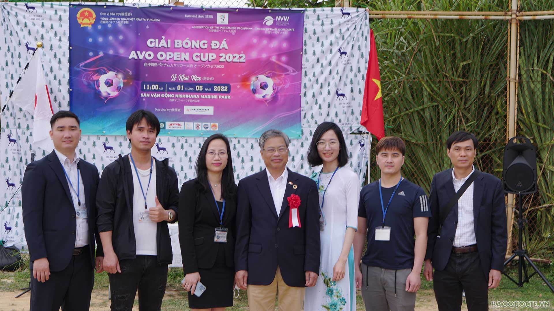 Tổng lãnh sự Vũ Bình và các thành viên trong Ban tổ chức Giải. Tổng lãnh sự Vũ Bình và các thành viên trong Ban tổ chức Giải.