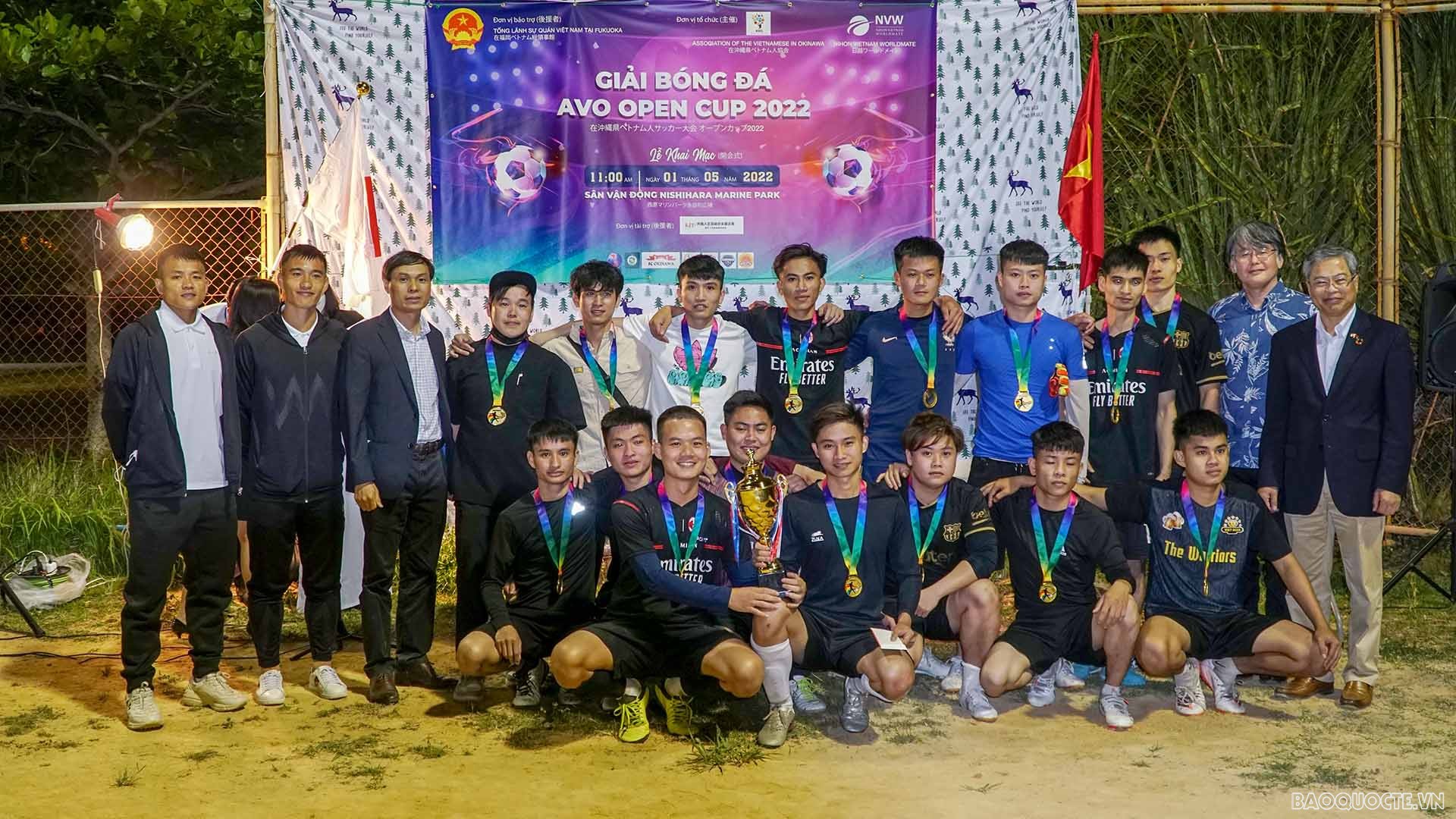 Tổng lãnh sự Vũ Bình trao Cup vô địch và chung vui với FC Cổ Đạm. Tổng lãnh sự Vũ Bình trao Cup vô địch và chung vui với FC Cổ Đạm.