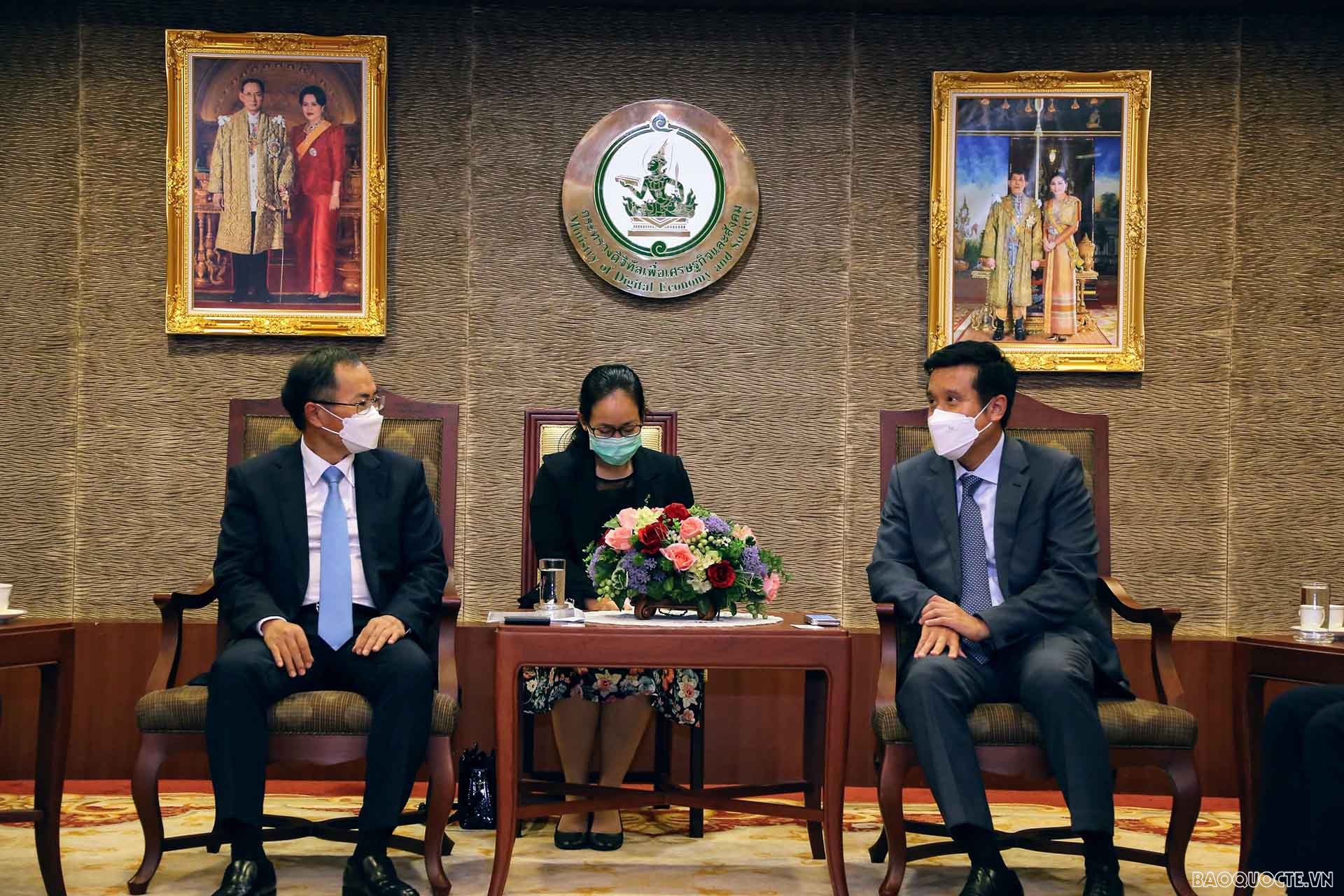 Đại sứ Phan Chí Thành chào xã giao Bộ trưởng Bộ Kinh tế số và Xã hội Thái Lan