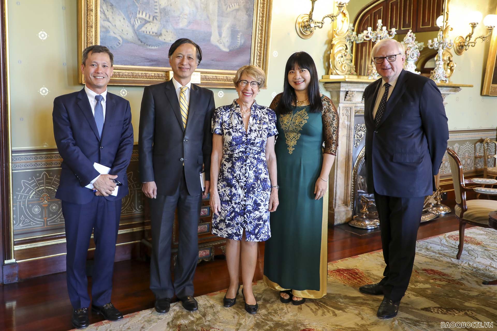 Đại sứ Nguyễn Tất Thành chào xã giao Thống đốc bang New South Wales Margaret Beazley.