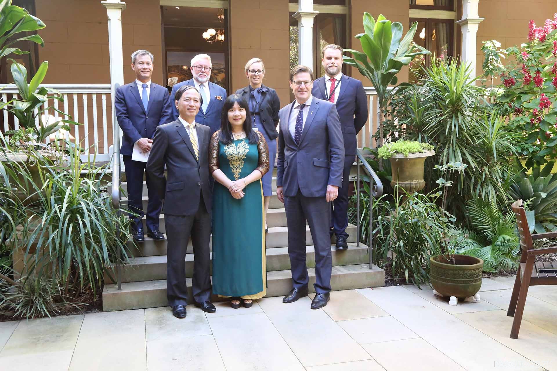 Đại sứ Nguyễn Tất Thành chào xã giao Chủ tịch Hạ viện Jonatha O'Dea.