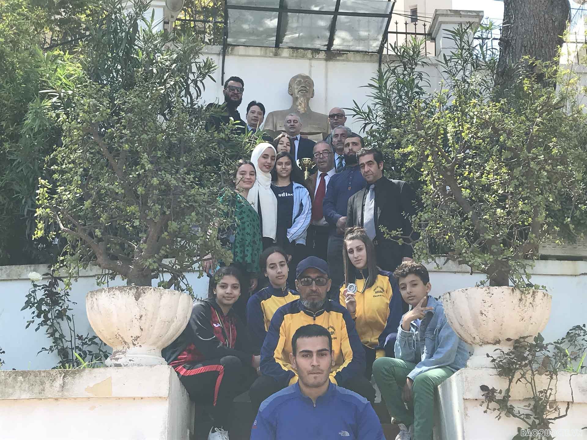 Đại sứ Nguyễn Thành Vinh chúc mừng Đội tuyển Quán khí đạo Algeria Đại sứ Nguyễn Thành Vinh chúc mừng đội tuyển Quán khí đạo Algeria