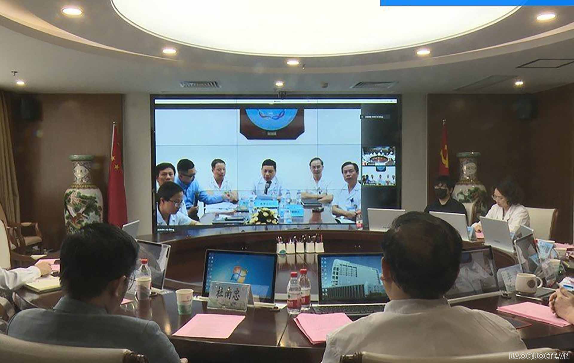 Tổng Lãnh sự quán Việt Nam tại Nam Ninh phối hợp cùng Bệnh viện Đa khoa Hà Đông và Bệnh viện Đại học Y Quảng Tây tổ chức Gặp gỡ hữu nghị trực tuyến về hợp tác y tế, diễn ra tại điểm cầu Hà Nội và Nam Ninh. Tổng Lãnh sự quán Việt Nam tại Nam Ninh phối hợp cùng Bệnh viện Đa khoa Hà Đông và Bệnh viện Đại học Y Quảng Tây tổ chức Gặp gỡ hữu nghị trực tuyến về hợp tác y tế, diễn ra tại điểm cầu Hà Nội và Nam Ninh.