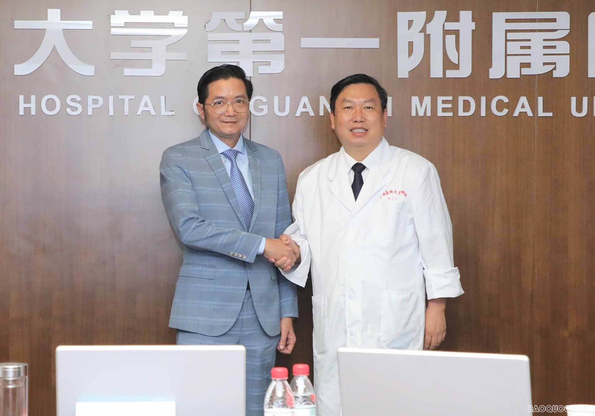 Tổng Lãnh sự Đỗ Nam Trung và GS, TS. Trần Tuấn Cường, Giám đốc Bệnh viện Đại học Y Quảng Tây. Tổng Lãnh sự Đỗ Nam Trung và GS, TS. Trần Tuấn Cường, Giám đốc Bệnh viện Đại học Y Quảng Tây.