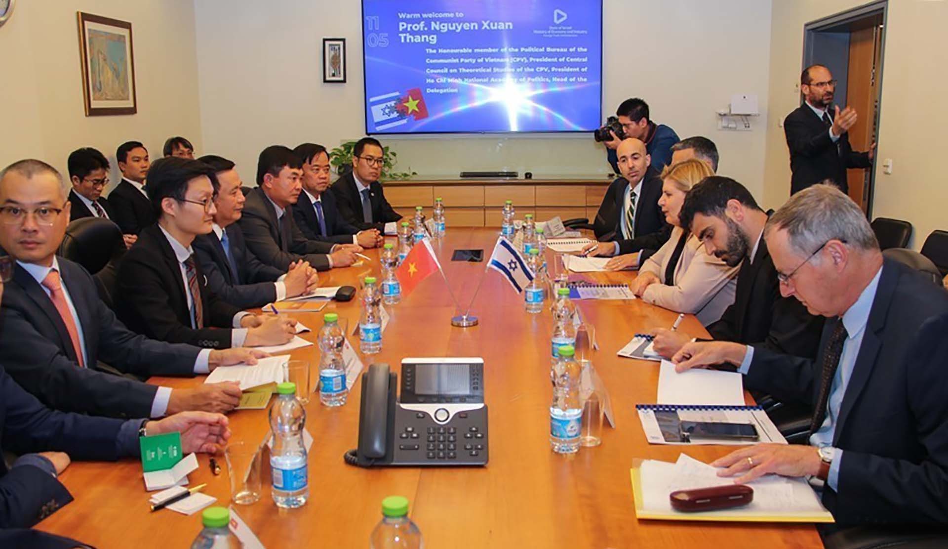 Ông Nguyễn Xuân Thắng, Ủy viên Bộ Chính trị, Giám đốc Học viện Chính trị Quốc gia Hồ Chí Minh, Chủ tịch Hội đồng Lý luận Trung ương hội đàm với bà Orna Barbivai, Bộ trưởng Bộ Kinh tế và Công nghiệp Israel. (Nguồn: TTXVN) Ông Nguyễn Xuân Thắng, Ủy viên Bộ Chính trị, Giám đốc Học viện Chính trị Quốc gia Hồ Chí Minh, Chủ tịch Hội đồng Lý luận Trung ương hội đàm với bà Orna Barbivai, Bộ trưởng Bộ Kinh tế và Công nghiệp Israel. (Nguồn: TTXVN)