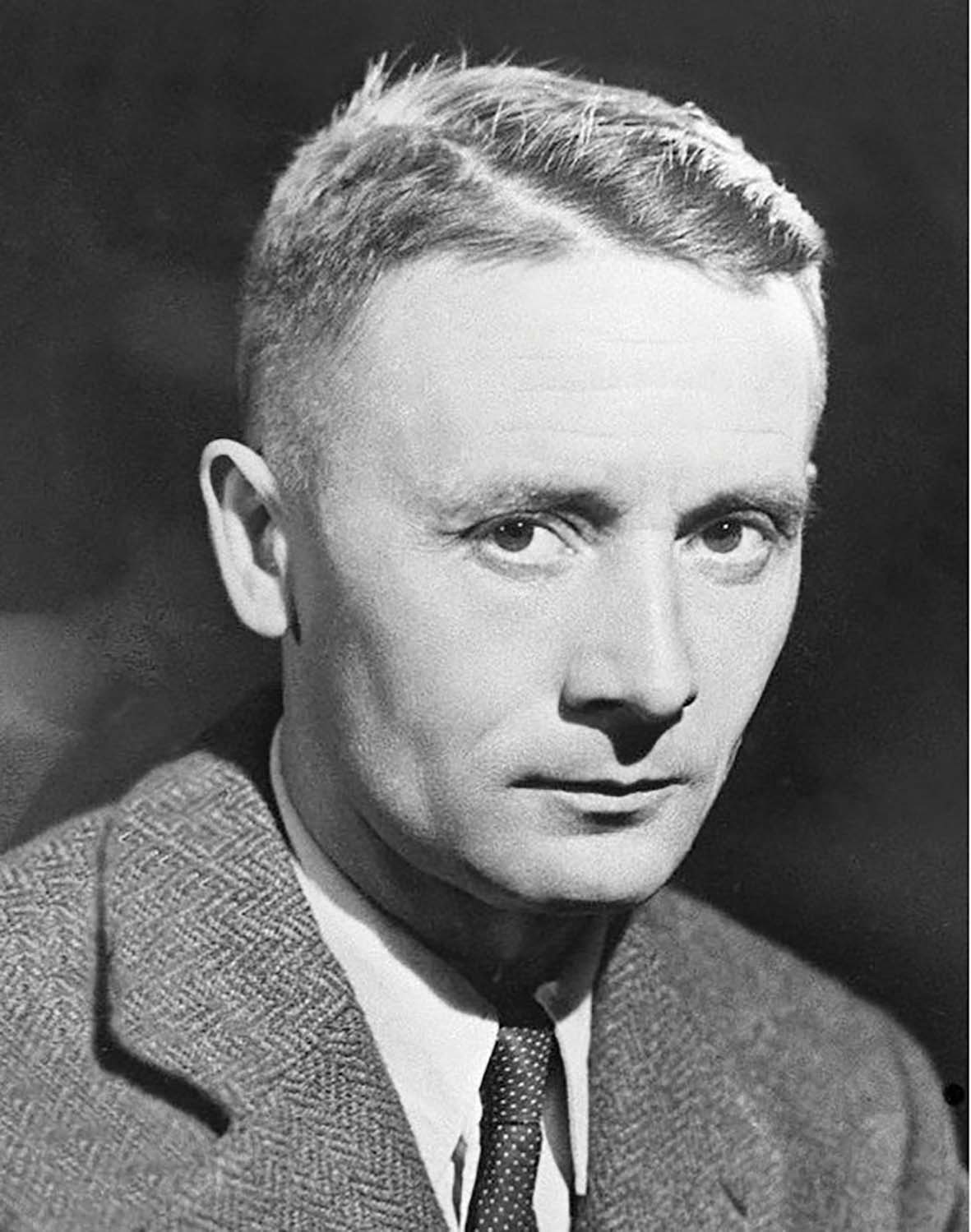 Nhà viết tiểu thuyết Graq Julien. Nhà viết tiểu thuyết Graq Julien.