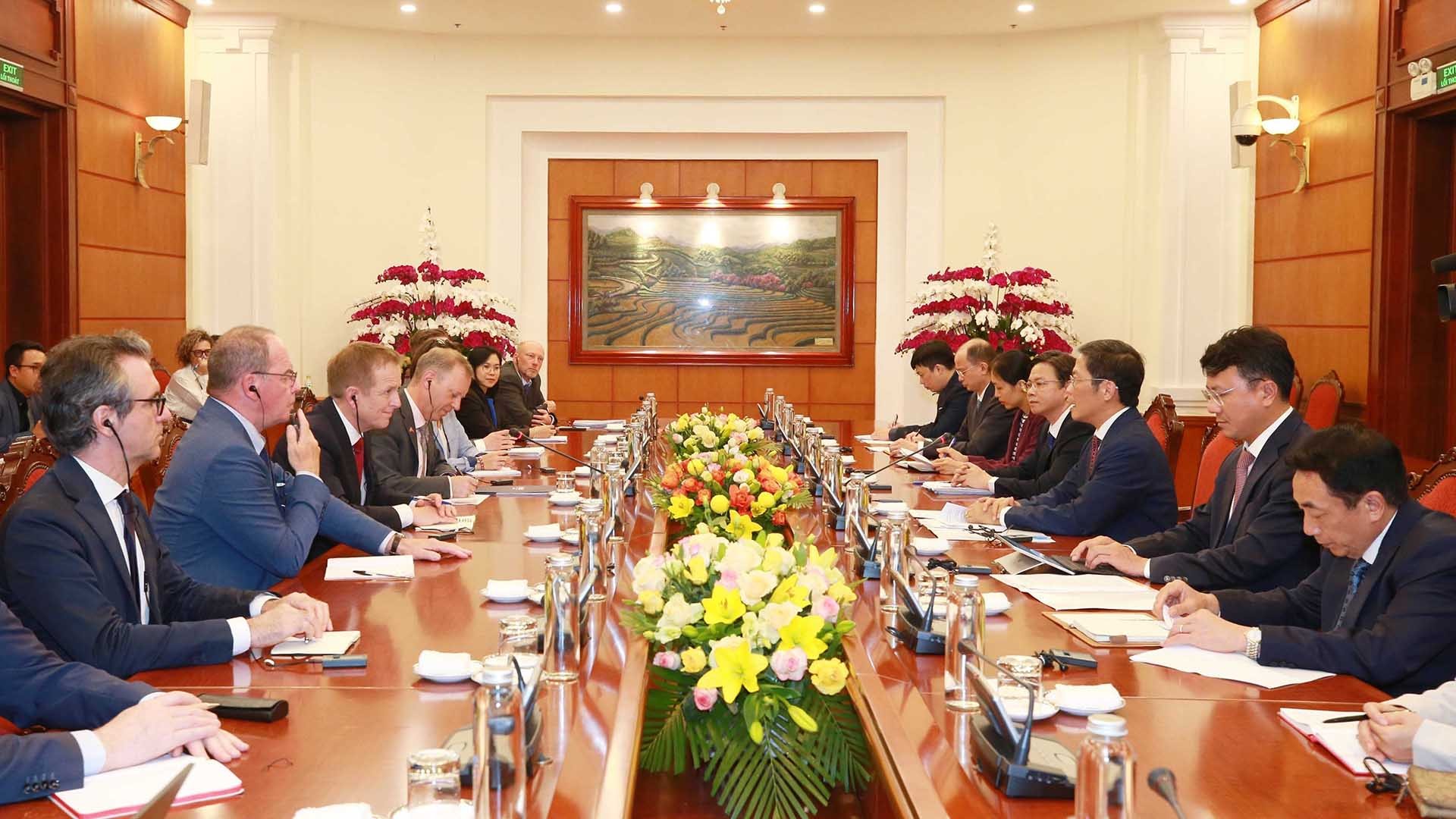 Trưởng ban Kinh tế Trung ương Trần Tuấn Anh tiếp ông John Murton. (Nguồn: TTXVN) Trưởng ban Kinh tế Trung ương Trần Tuấn Anh tiếp ông John Murton. (Nguồn: TTXVN)