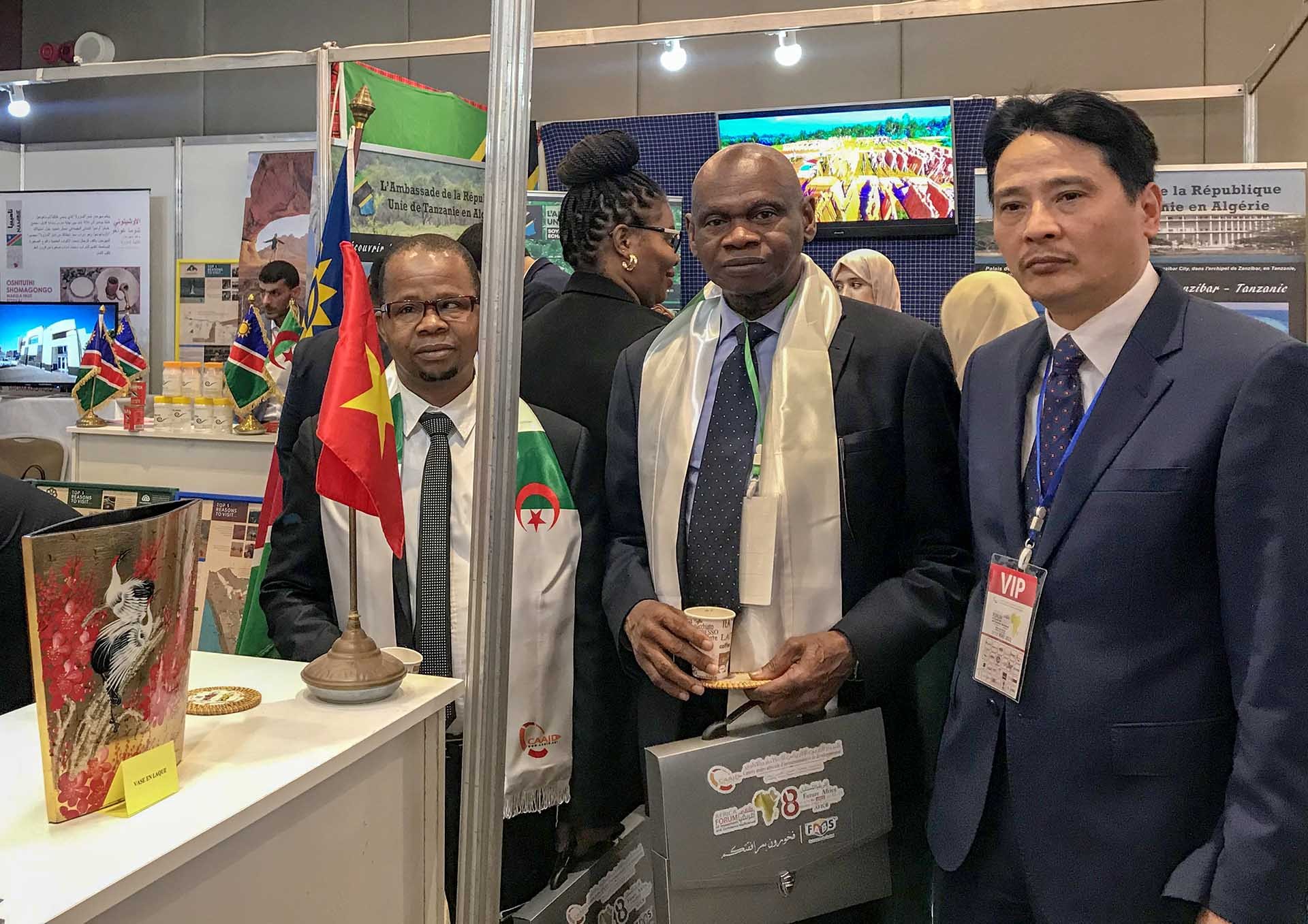 Gian hàng giới thiệu sản phẩm của Đại sứ quán Việt Nam tại Algeria.