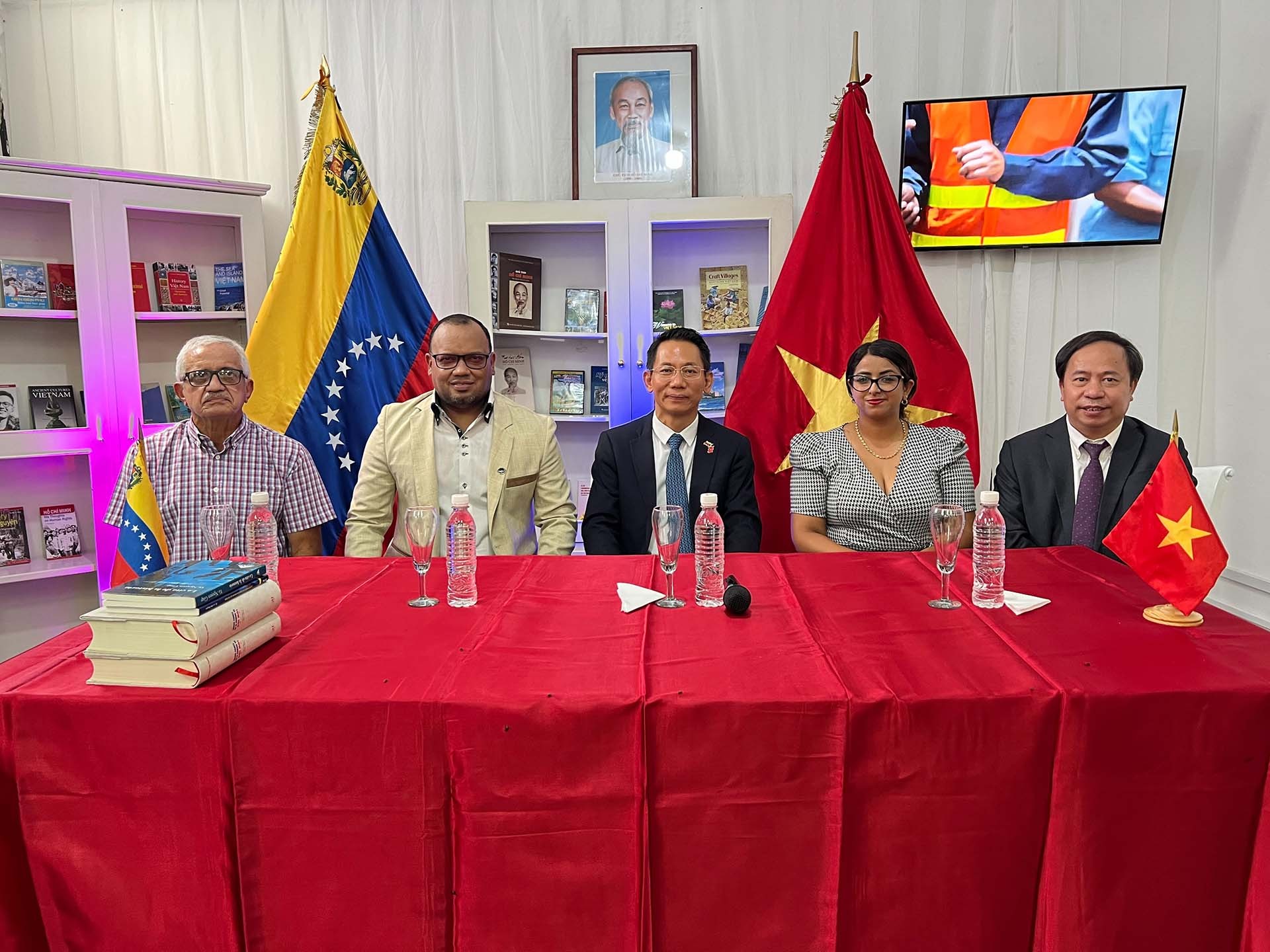 Đại sứ Lê Viết Duyên trao tặng Không gian trưng bày của Trường một số tác phẩm mới về Việt Nam