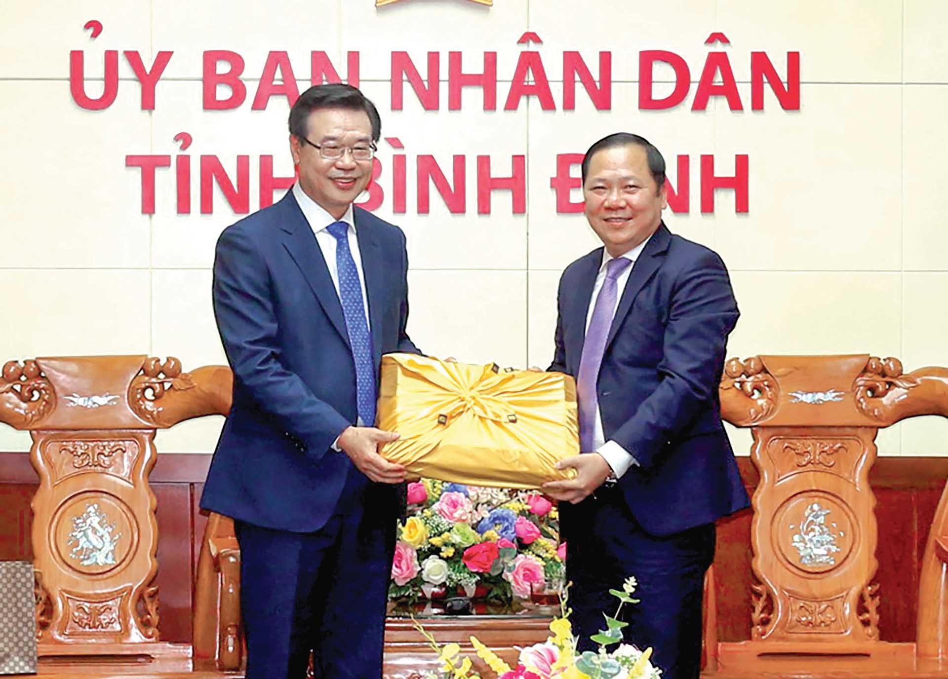 Quận trưởng Quận Yongsan Sung Jang Hyun (bên trái) tặng quà lưu niệm cho Chủ tịch UBND tỉnh Bình Định Nguyễn Phi Long. Quận trưởng Quận Yongsan Sung Jang Hyun (bên trái) tặng quà lưu niệm cho Chủ tịch UBND tỉnh Bình Định Nguyễn Phi Long.