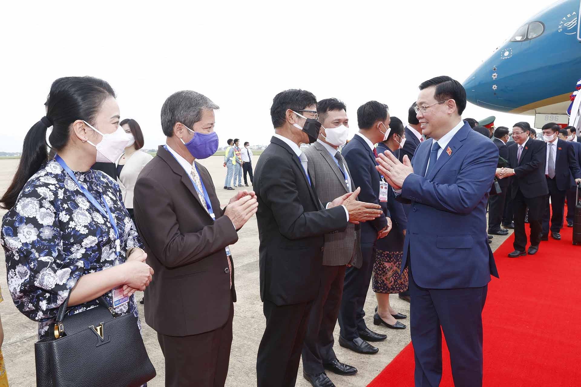 Lễ đón Chủ tịch Quốc hội Vương Đình Huệ tại sân bay quốc tế Wattay ở Thủ đô Vientiane. (Nguồn: TTXVN)