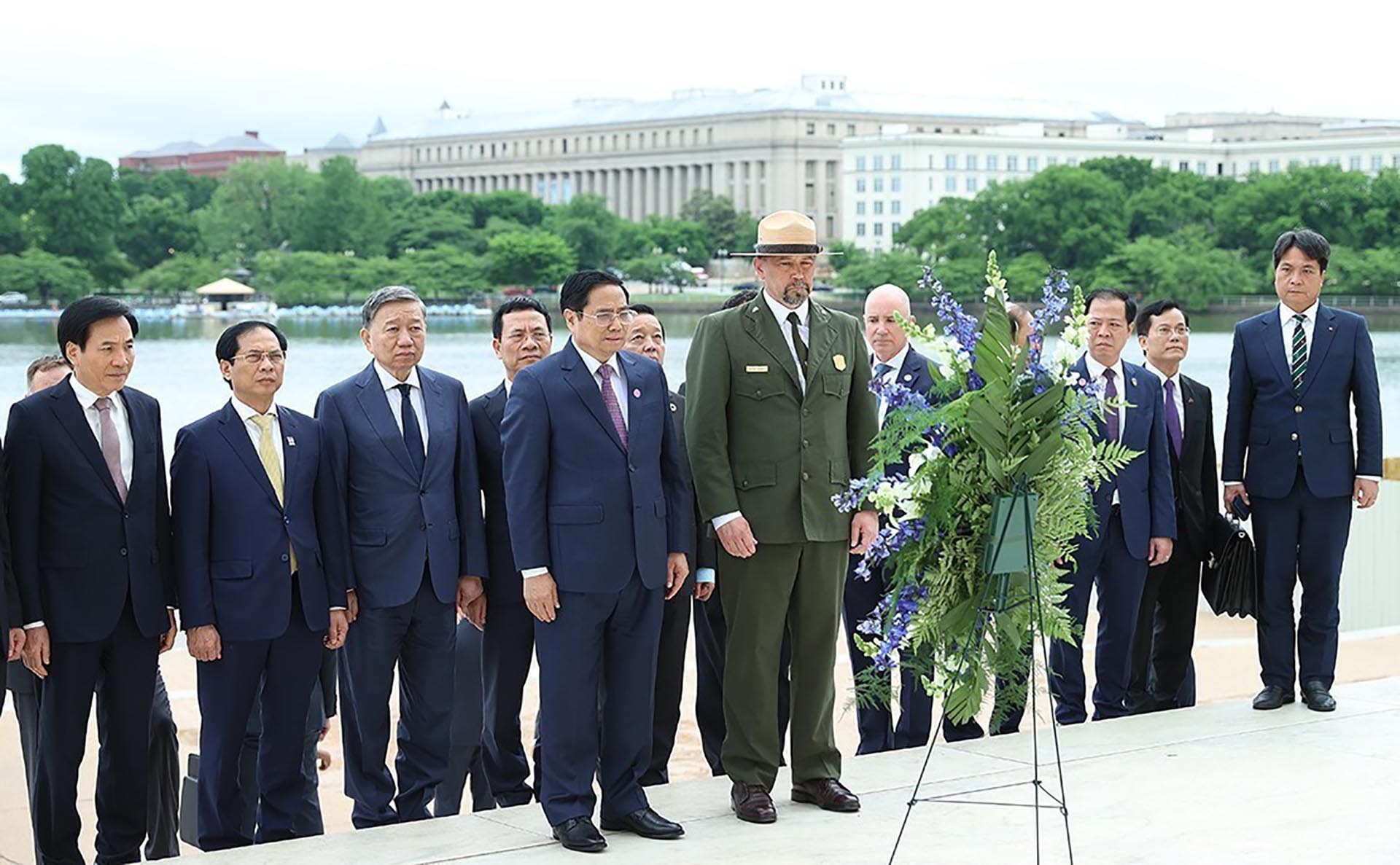 Thủ tướng Chính phủ Phạm Minh Chính đến đặt hoa tại Đài tưởng niệm Tổng thống Thomas Jefferson. (Nguồn: TTXVN)