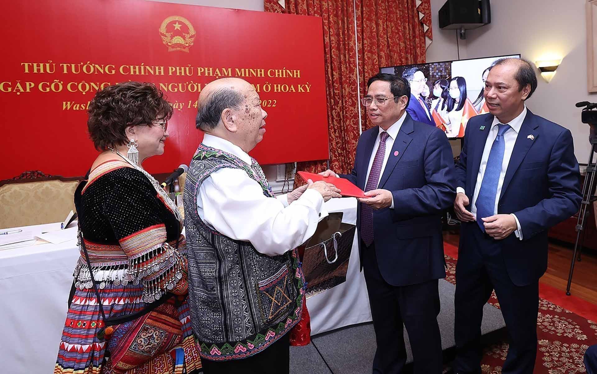 Thủ tướng Phạm Minh Chính với đại diện cộng đồng người Việt Nam tại Hoa Kỳ. (Nguồn: TTXVN)
