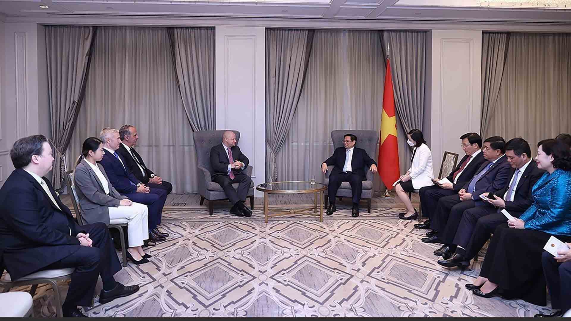 Thủ tướng Phạm Minh Chính tiếp ông Brendan Duval, Giám đốc đối tác Tập đoàn Glenfarne. (Nguồn: TTXVN) Thủ tướng Phạm Minh Chính tiếp ông Brendan Duval, Giám đốc đối tác Tập đoàn Glenfarne. (Nguồn: TTXVN)