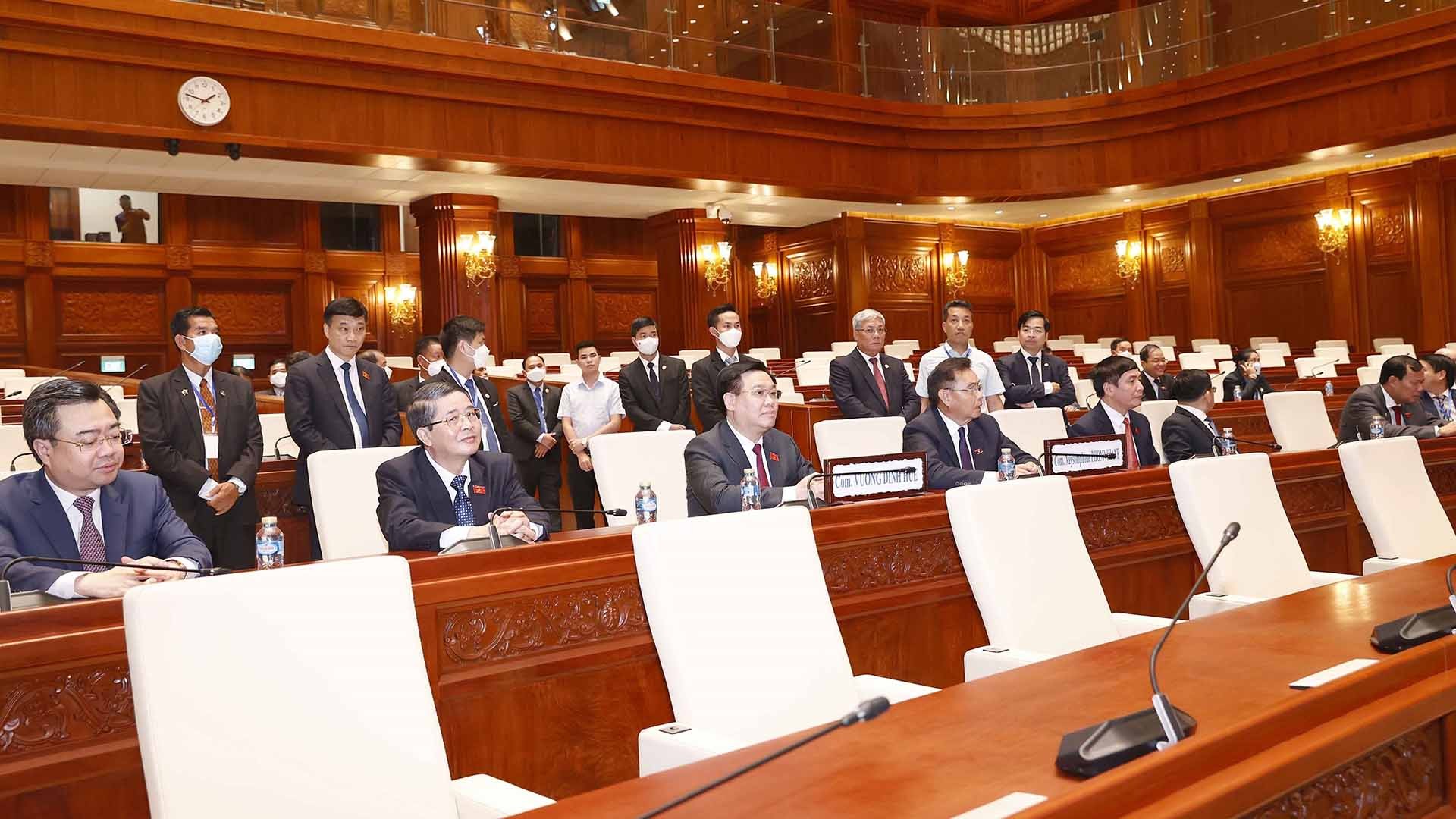 Chủ tịch Quốc hội Vương Đình Huệ và Chủ tịch Quốc hội Lào Saysomphone Phomvihane và các đại biểu tại Nhà Quốc hội Lào. (Nguồn: TTXVN) Chủ tịch Quốc hội Vương Đình Huệ và Chủ tịch Quốc hội Lào Saysomphone Phomvihane và các đại biểu tại Nhà Quốc hội Lào. (Nguồn: TTXVN)