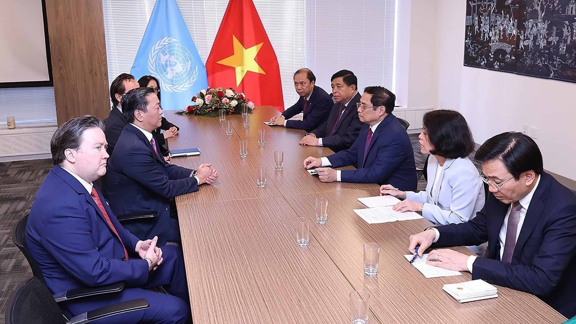 Thủ tướng tiếp lãnh đạo Quỹ đầu tư KKR và Tập đoàn VISA, điện đàm với Phó Tổng giám đốc IMF