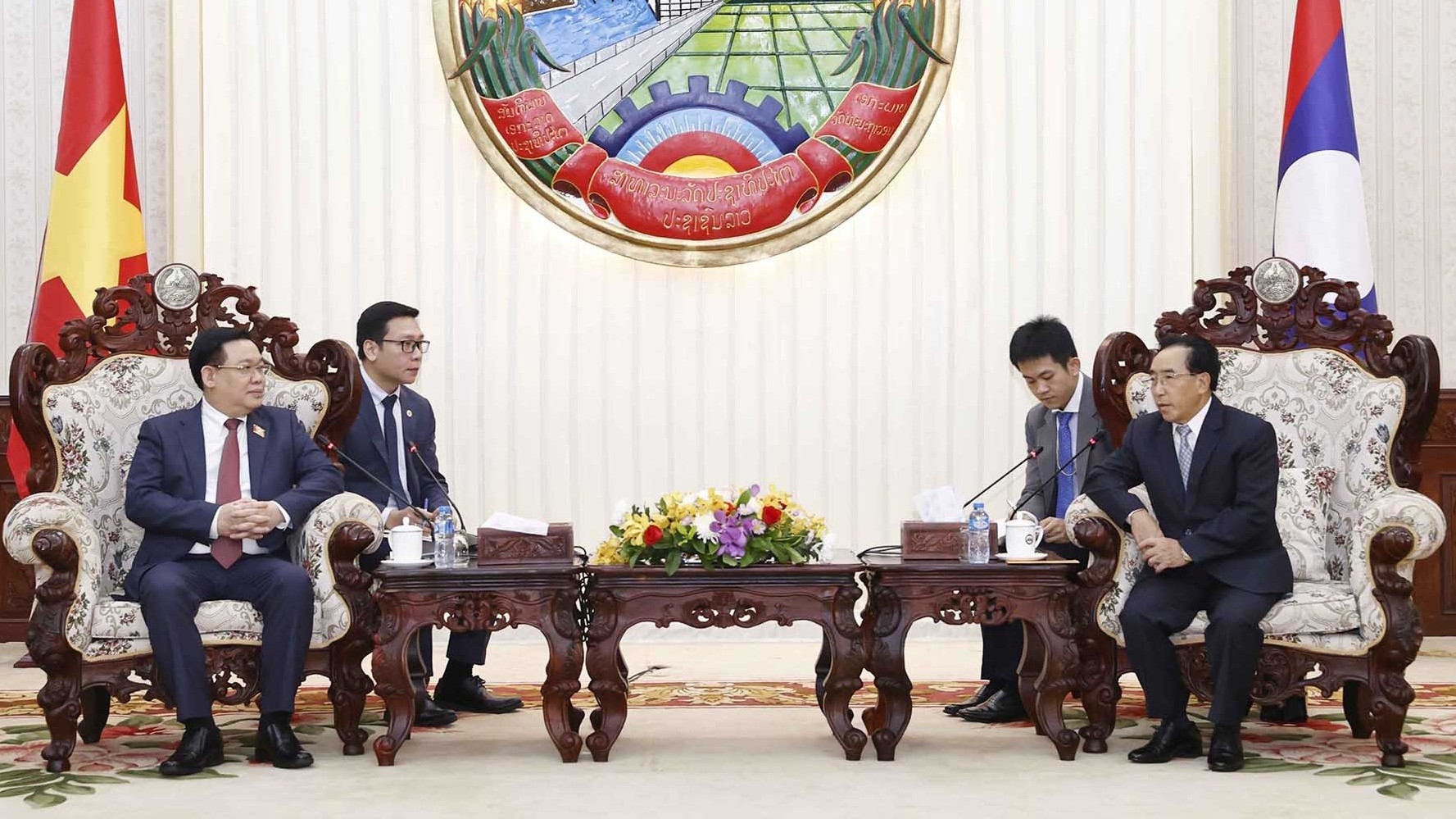 Chủ tịch Quốc hội Vương Đình Huệ hội kiến Thủ tướng Lào Phankham Viphavanh