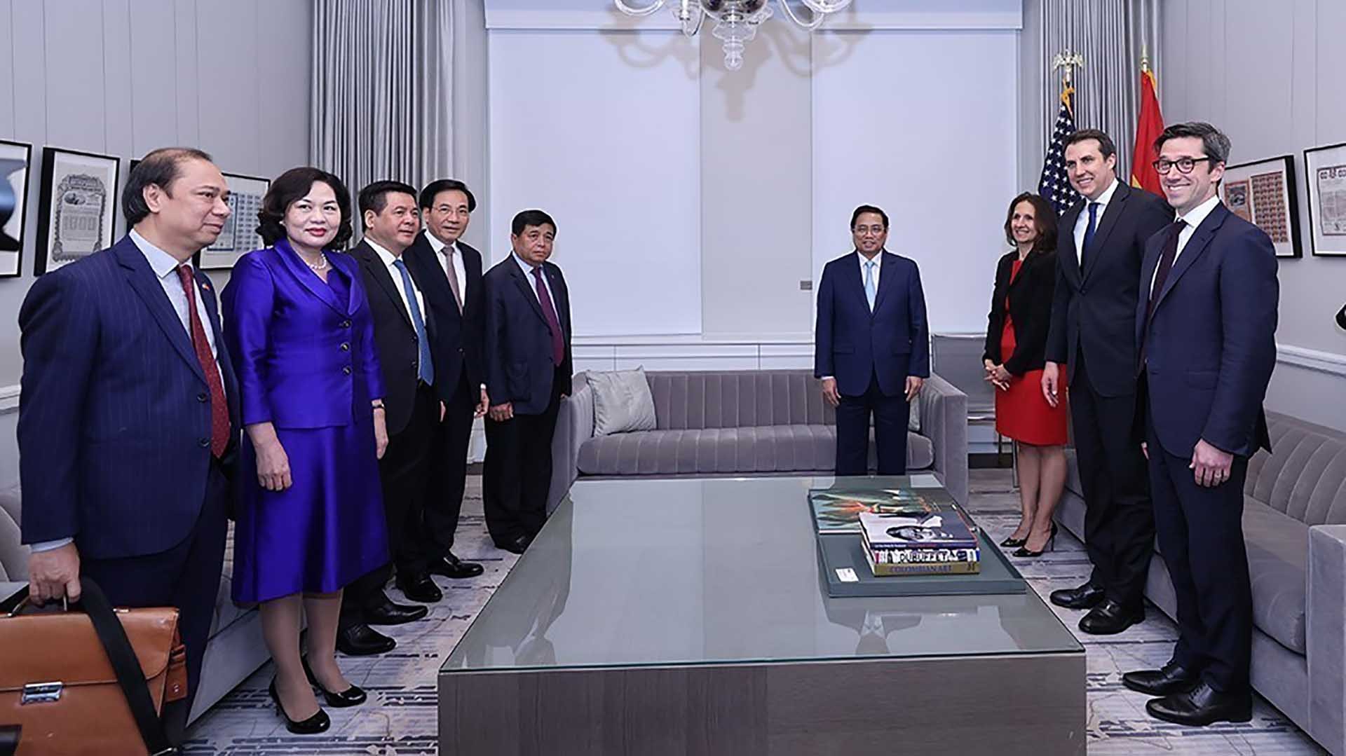 Thủ tướng Phạm Minh Chính và Ban Lãnh đạo Sở giao dịch Chứng khoán New York. (Nguồn: TTXVN) Thủ tướng Phạm Minh Chính và Ban Lãnh đạo Sở giao dịch Chứng khoán New York. (Nguồn: TTXVN)