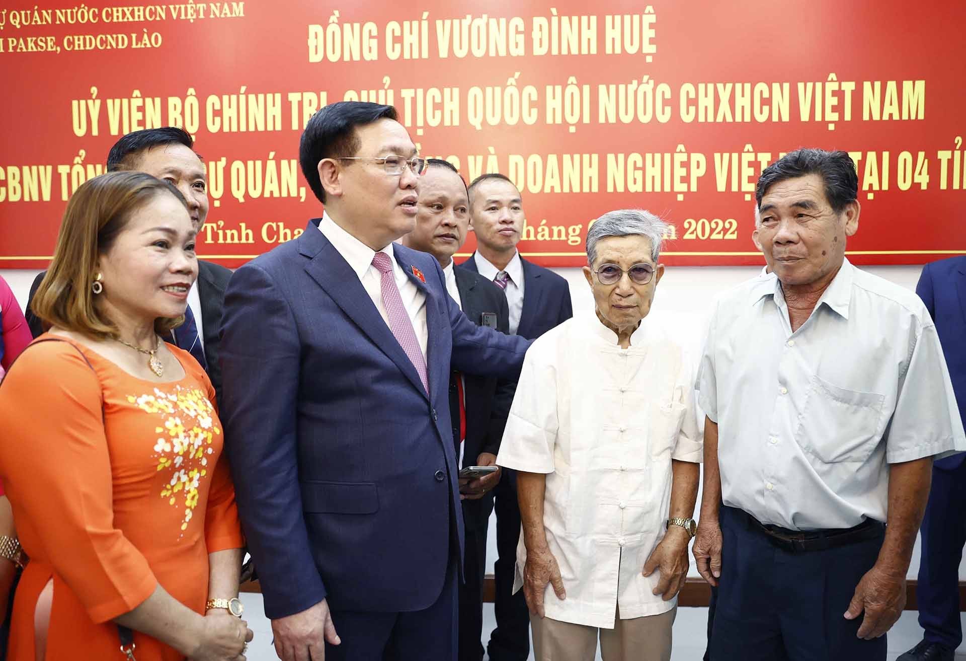 Chủ tịch Quốc hội Vương Đình Huệ với các đại biểu. (Nguồn: TTXVN)