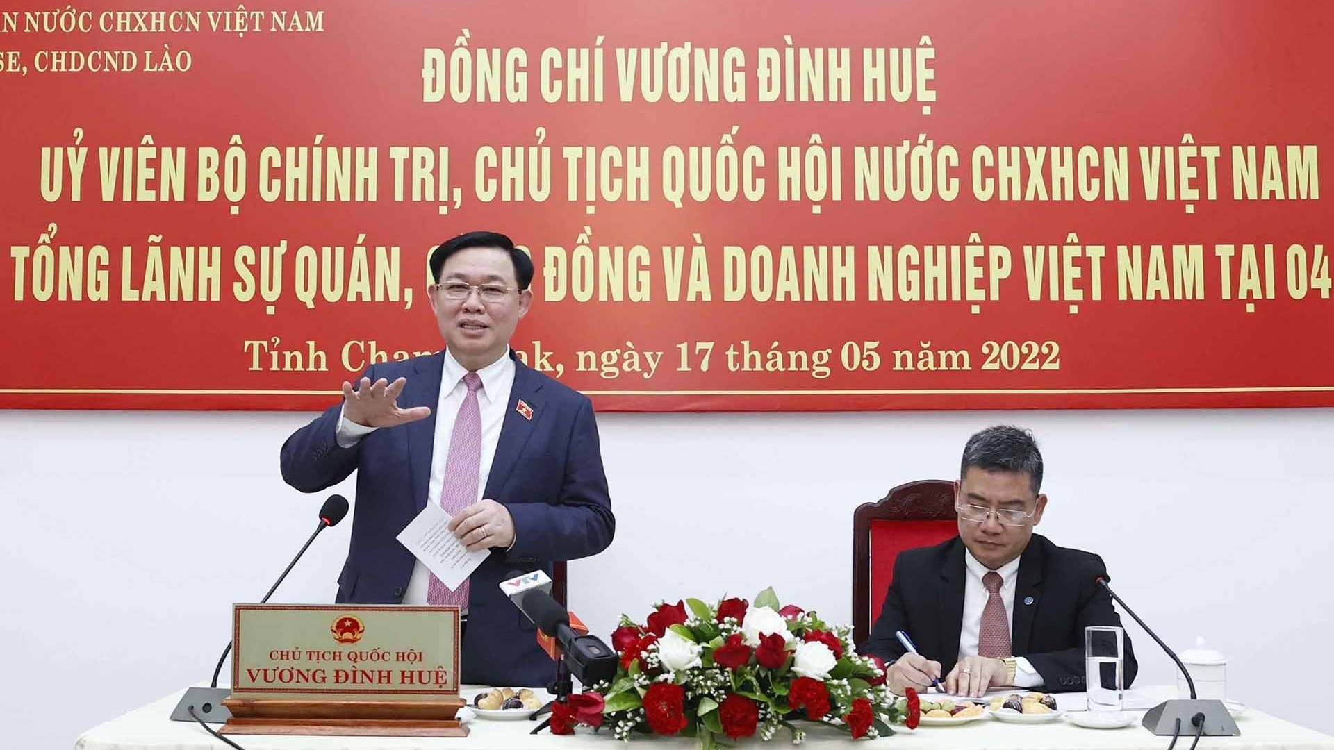 Chủ tịch Quốc hội thăm Tổng lãnh sự quán Việt Nam và gặp mặt cộng đồng người Việt Nam tại 4 tỉnh Nam Lào