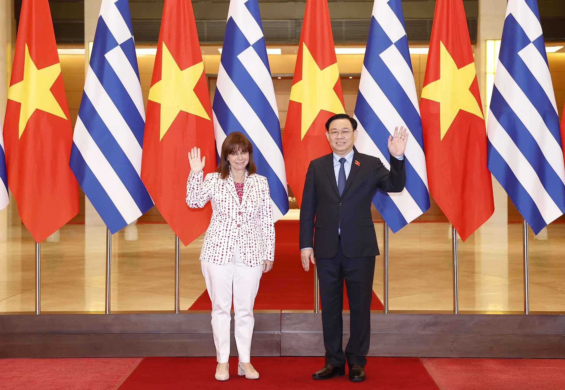 Chủ tịch Quốc hội Vương Đình Huệ đón Tổng thống Hy Lạp Katerina Sakellaropoulou. (Nguồn: TTXVN)