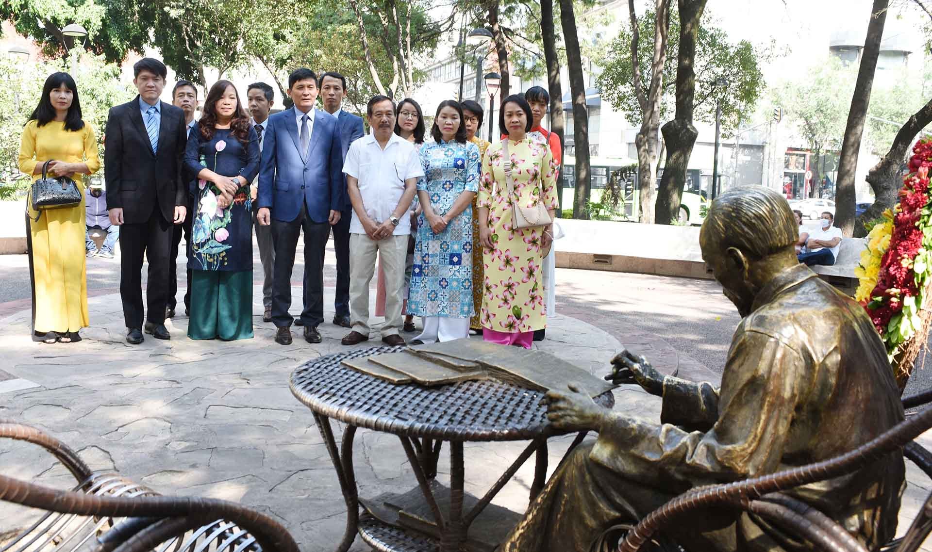 Lễ dâng hoa tại tượng Chủ tịch Hồ Chí Minh ở Trung tâm lịch sử thành phố Mexico City. (Nguồn: TTXVN)
