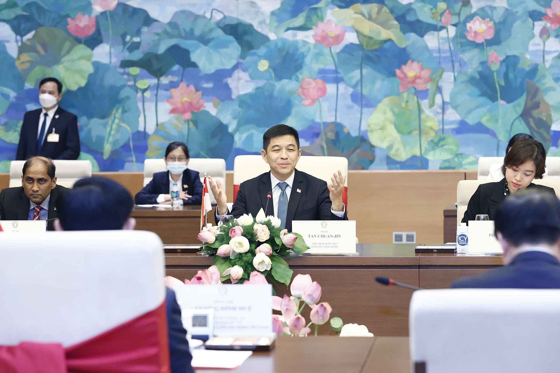 Chủ tịch Quốc hội Vương Đình Huệ hội đàm với Chủ tịch Quốc hội Singapore Tan Chuan-Jin Chủ tịch Quốc hội Vương Đình Huệ hội đàm với Chủ tịch Quốc hội Singapore Tan Chuan-Jin