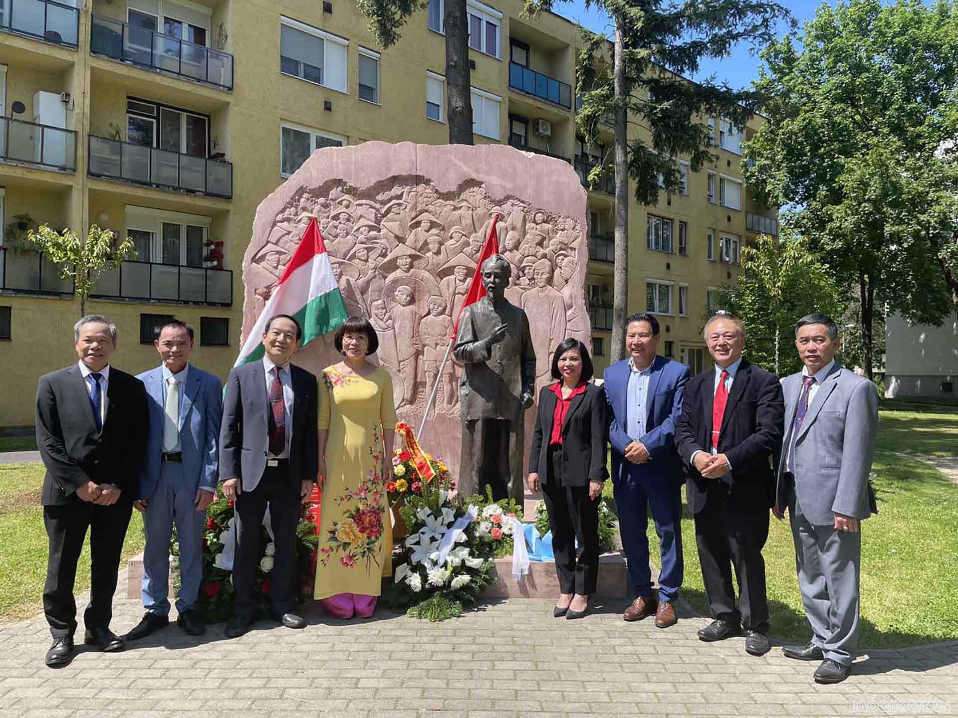 Đại diện lãnh đạo Hiệp hội người Việt tại Hungary và các hội, đoàn người Việt tham dự buổi lễ.