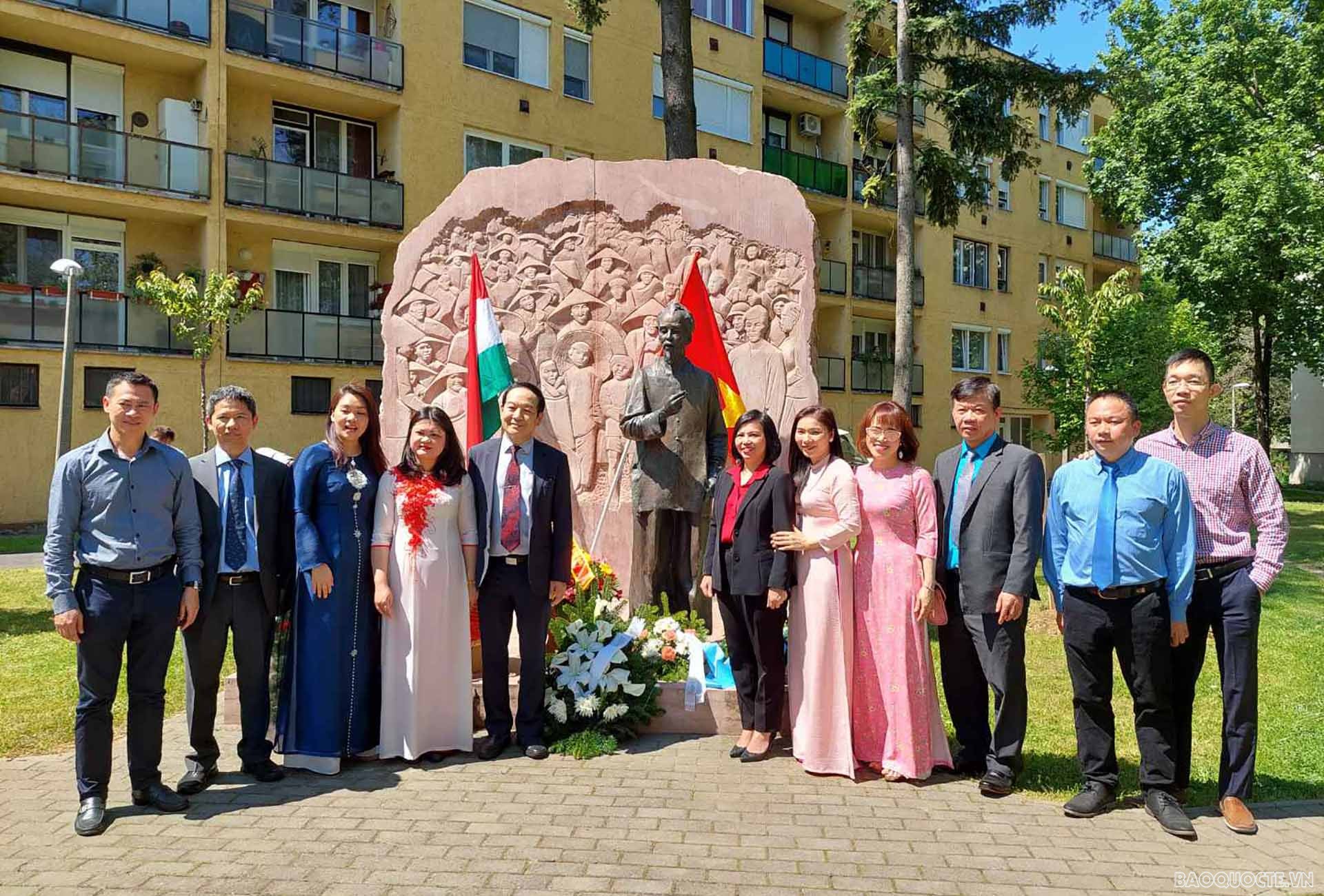 Cán bộ nhân viên Đại sứ quán chụp ảnh lưu niệm.