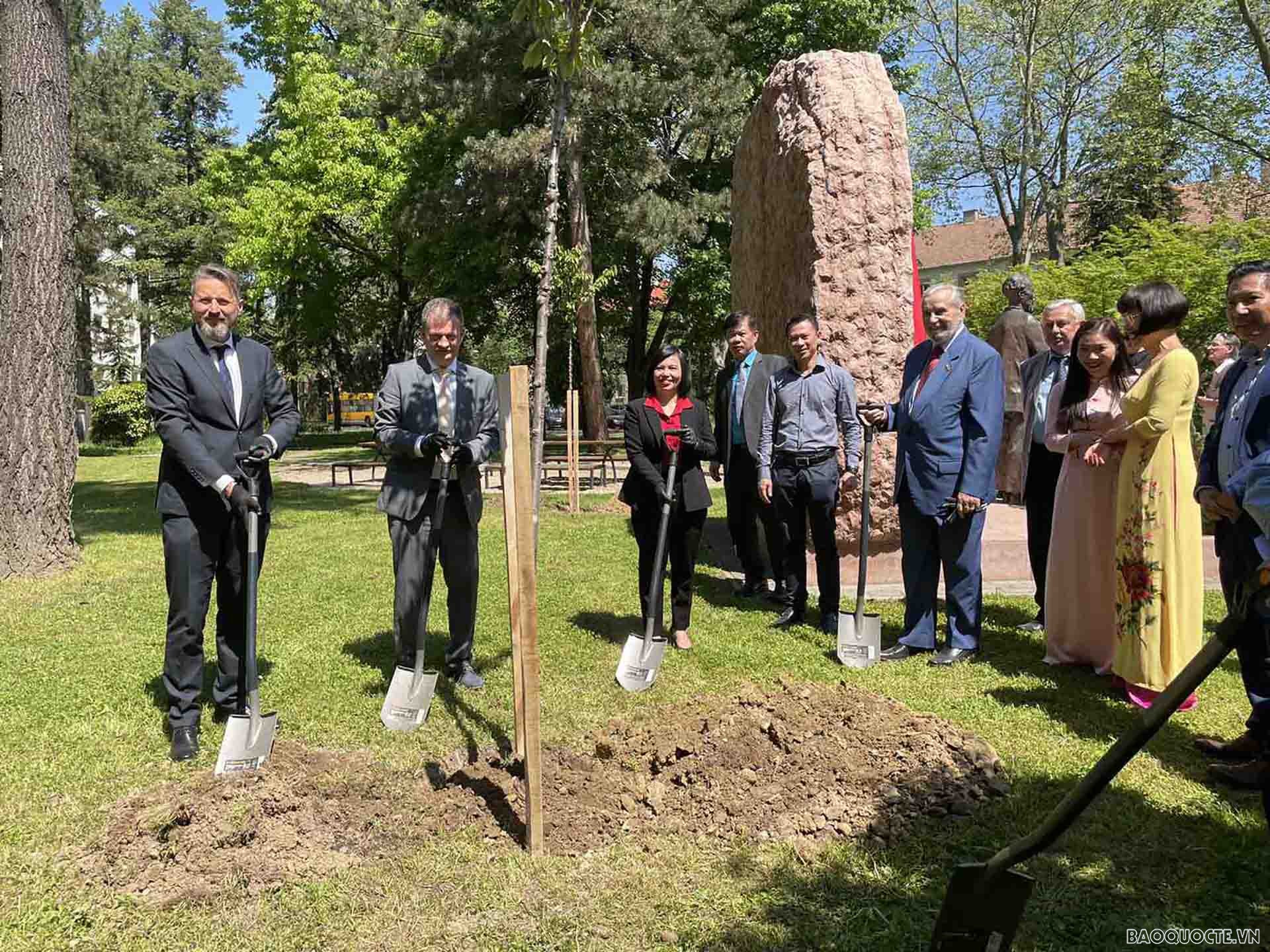 Đại sứ Nguyễn Thị Bích Thảo, Thị trưởng Zalaszentgrót Baracskai József, Phó Thị trưởng Zalaegerszeg Vadvári Tibor và Chủ tịch Hội hữu nghị Hungary-Việt Nam trồng cây lưu niệm cạnh Tượng đài.