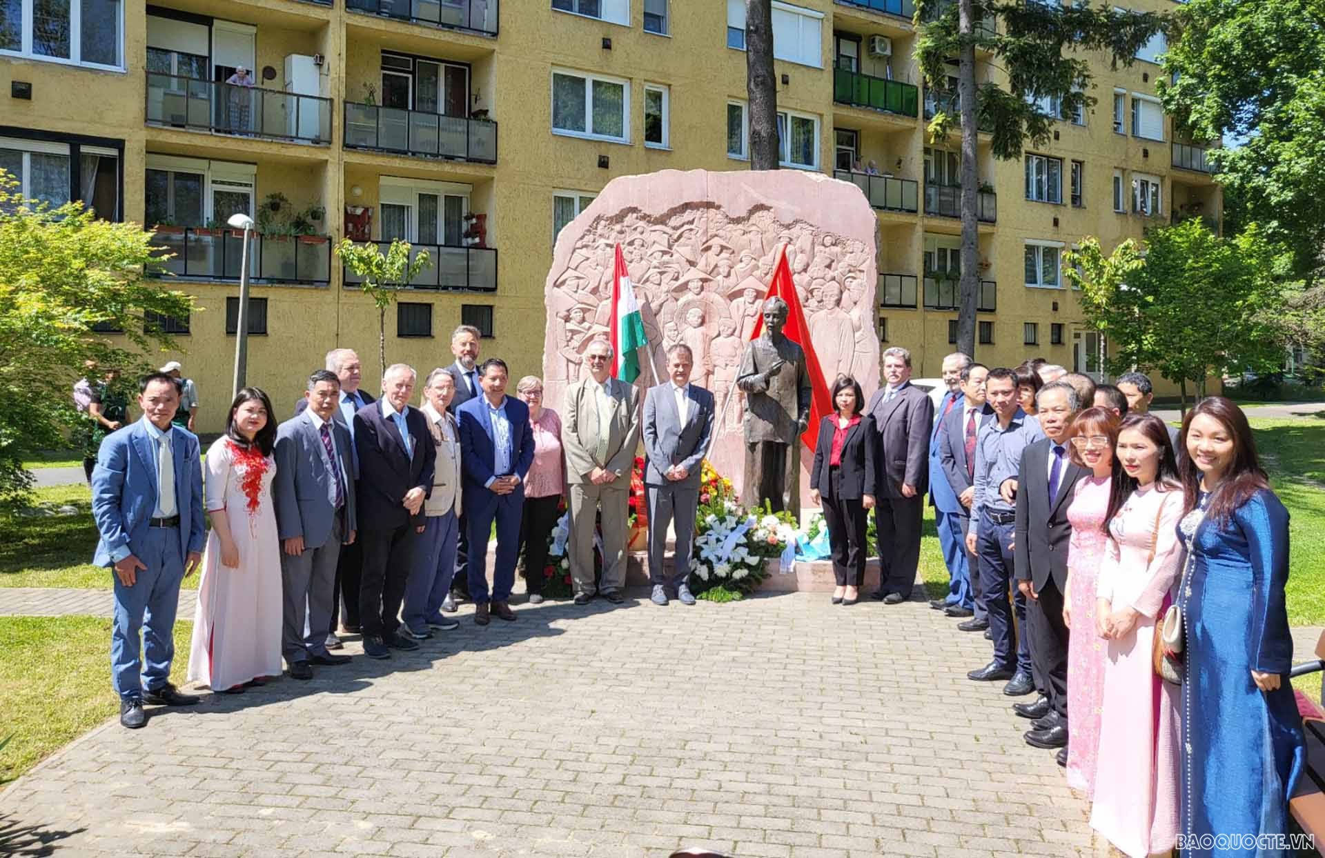 Các đại biểu dự buổi lễ chụp ảnh lưu niệm.