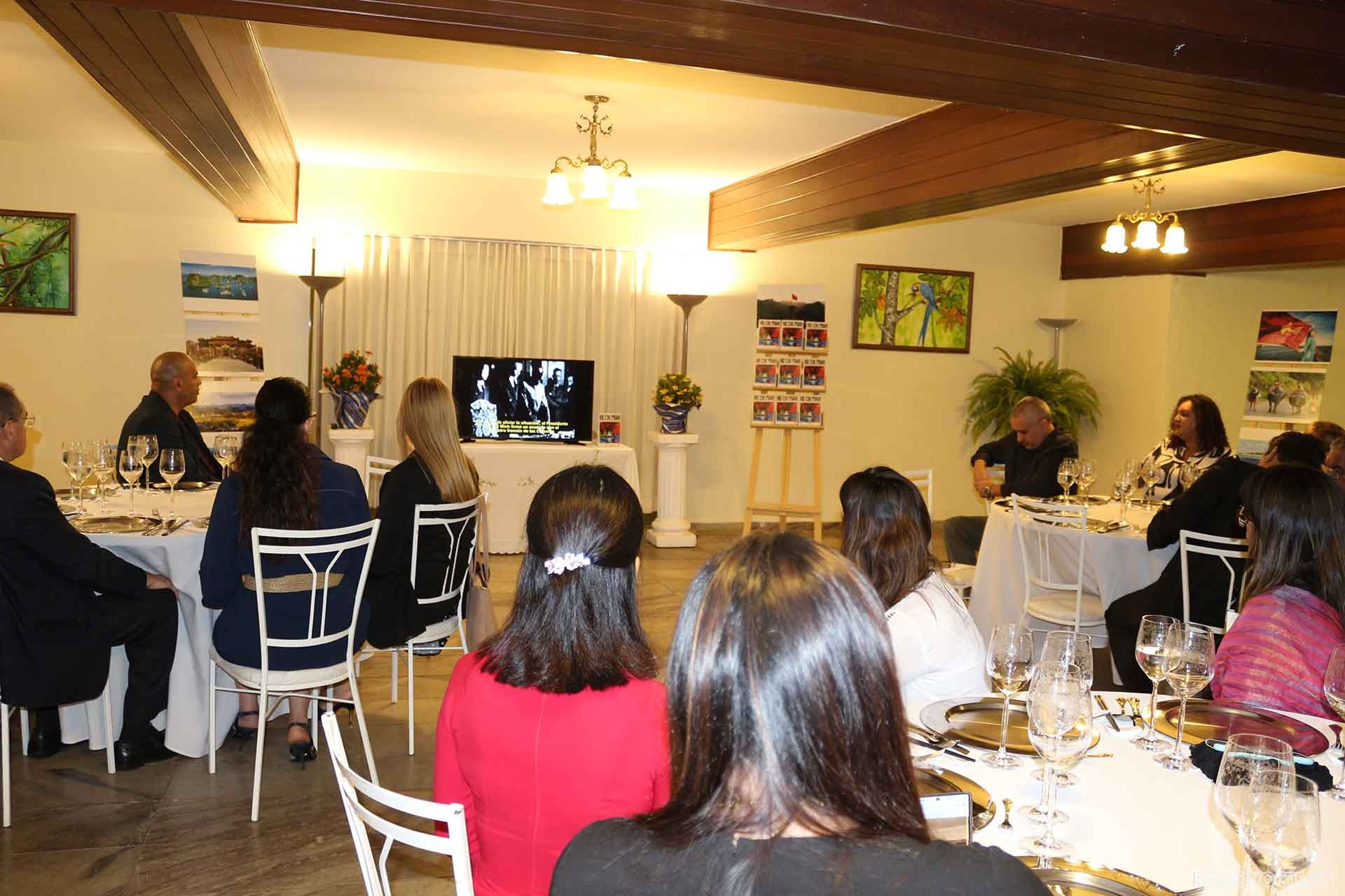 Đại sứ quán đã tổ chức buổi chiếu phim vị Lãnh tụ vĩ đại của dân tộc ta, giới thiệu thêm nội dung cuốn sách về Bác