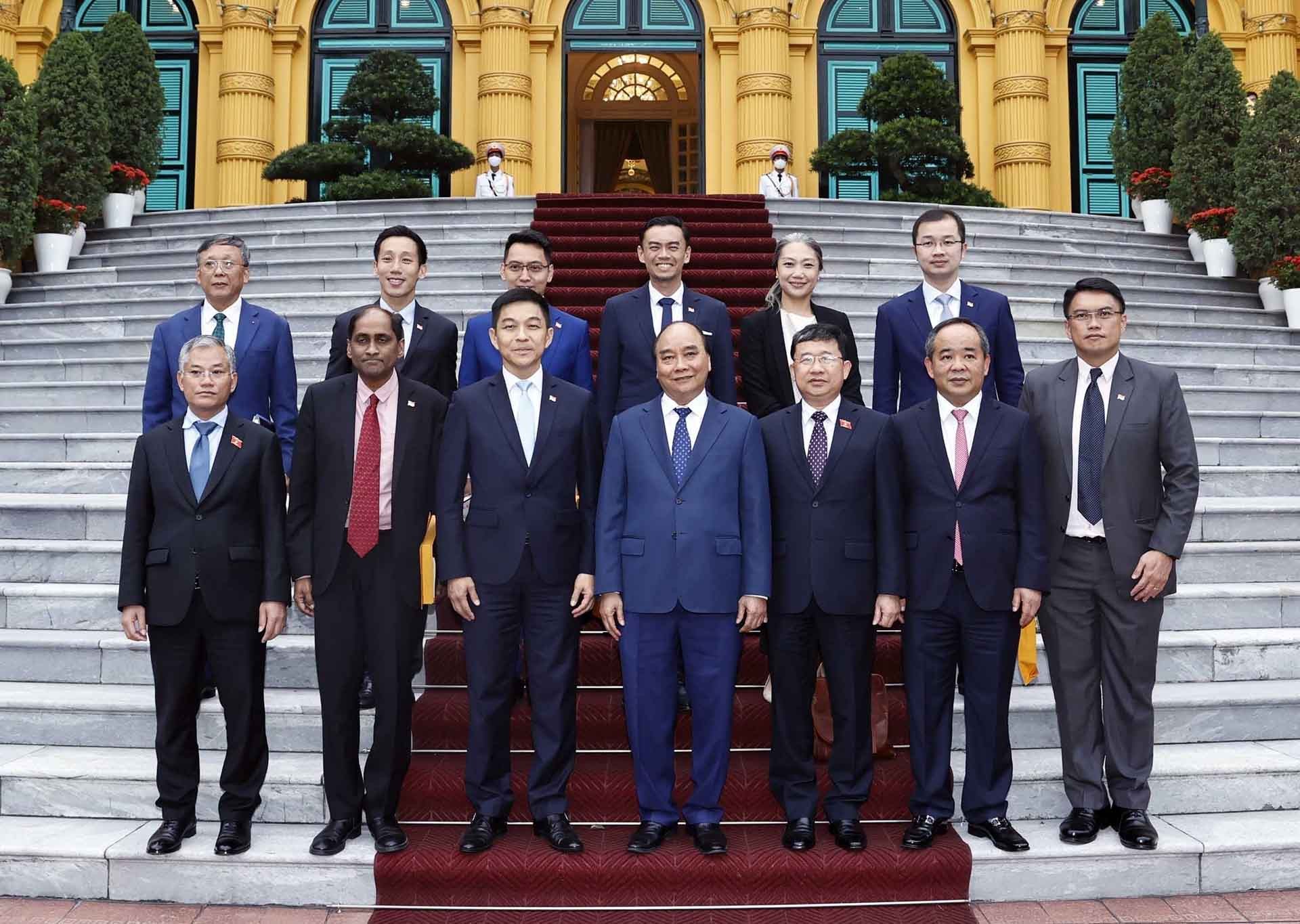 Chủ tịch nước Nguyễn Xuân Phúc, Chủ tịch Quốc hội Singapore Tan Chuan-Jin cùng đoàn đại biểu hai nước chụp ảnh chung. (Nguồn: TTXVN) Chủ tịch nước Nguyễn Xuân Phúc, Chủ tịch Quốc hội Singapore Tan Chuan-Jin cùng đoàn đại biểu hai nước chụp ảnh chung. (Nguồn: TTXVN)