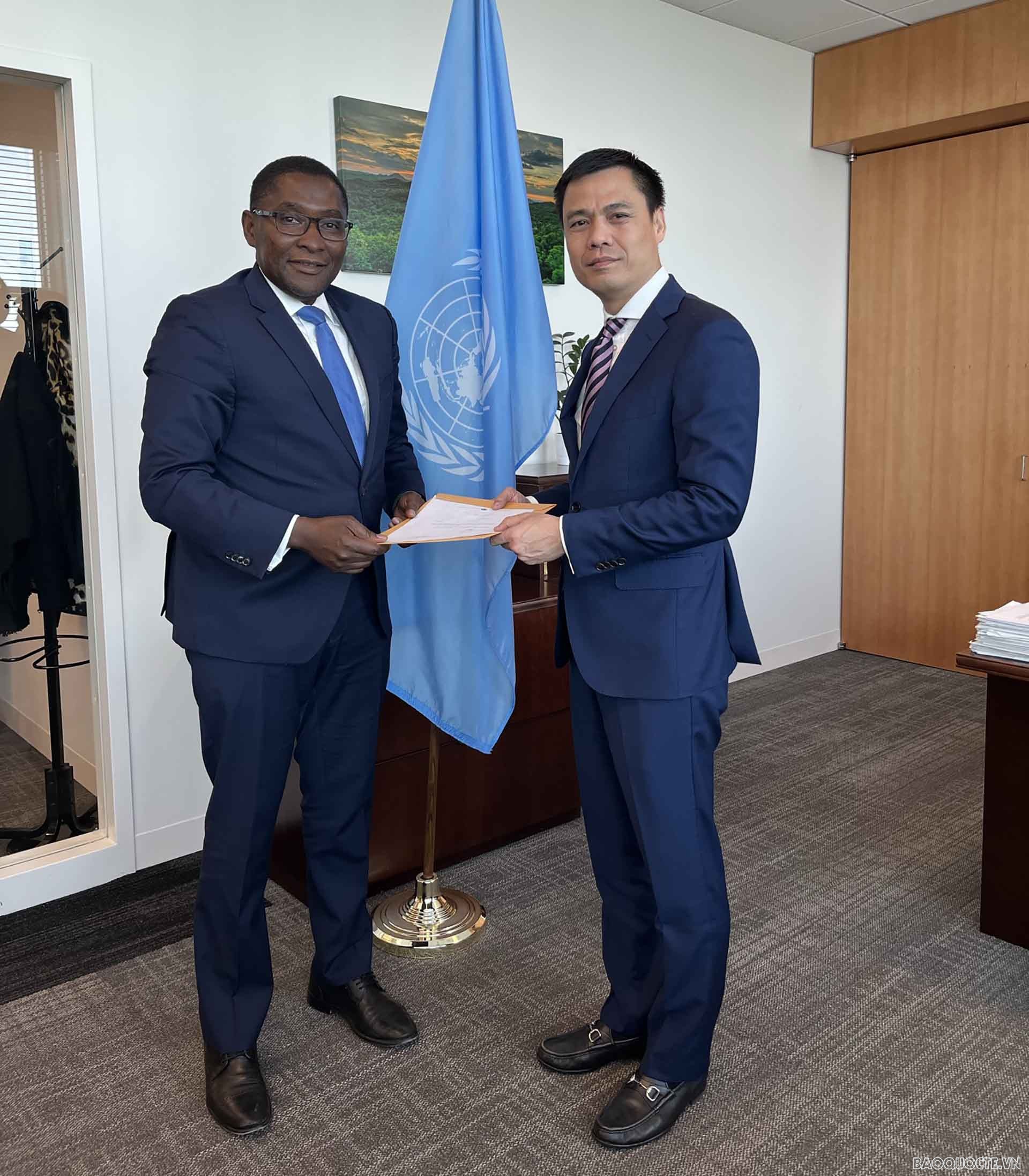 Trợ lý Tổng thư ký Selwin Hart đã trao thư của Tổng thư ký Liên hợp quốc gửi Thủ tướng Chính phủ Phạm Minh Chính.