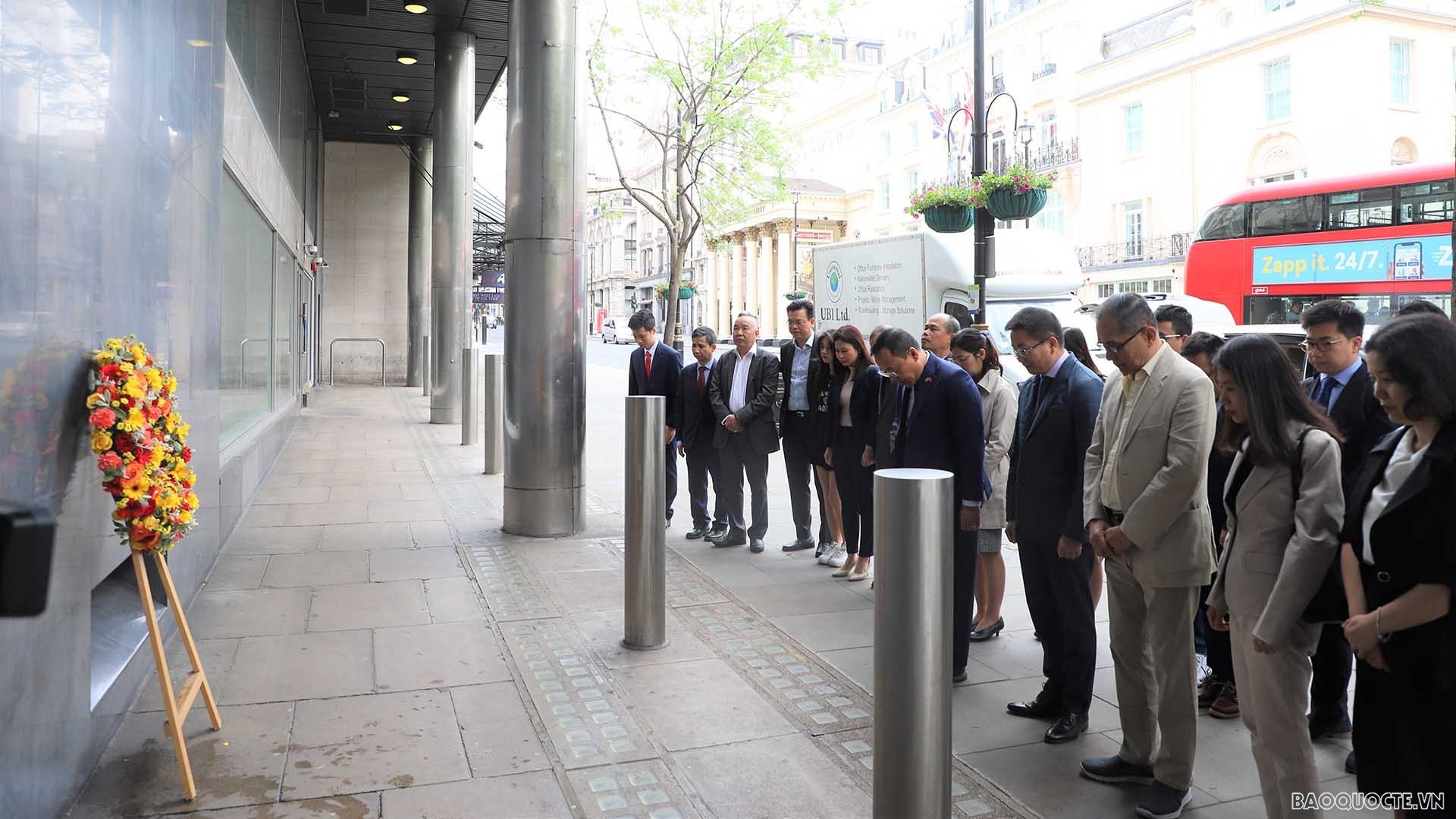 Dâng hoa tưởng niệm nhân dịp 132 năm ngày sinh Chủ tịch Hồ Chí Minh tại London