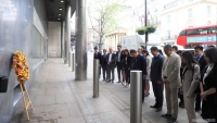 Dâng hoa tưởng niệm nhân dịp 132 năm ngày sinh Chủ tịch Hồ Chí Minh tại London