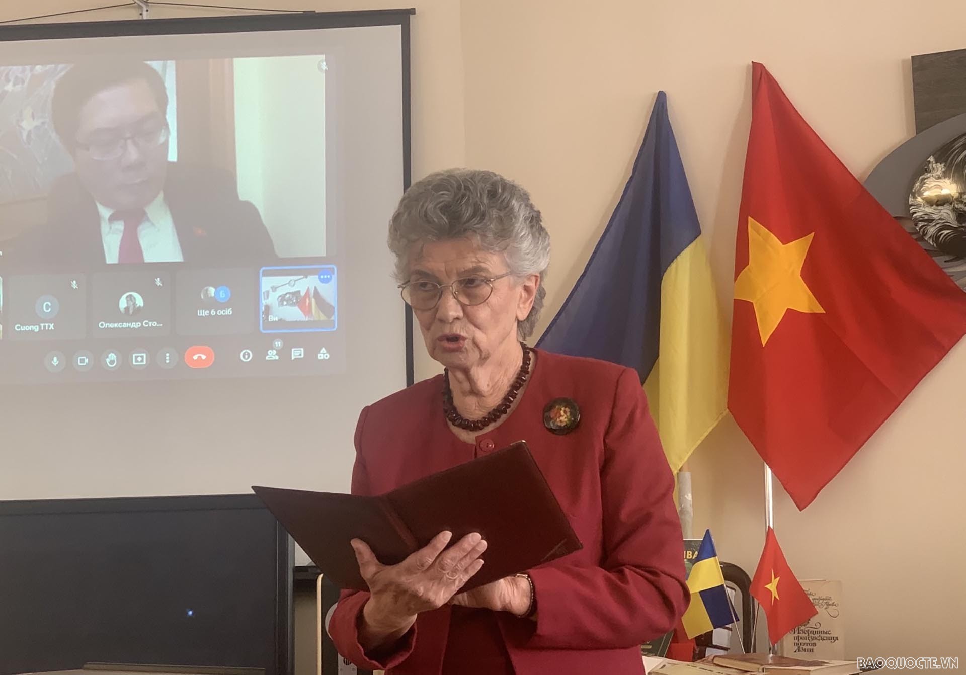 Phần đọc thơ của một khách mời.