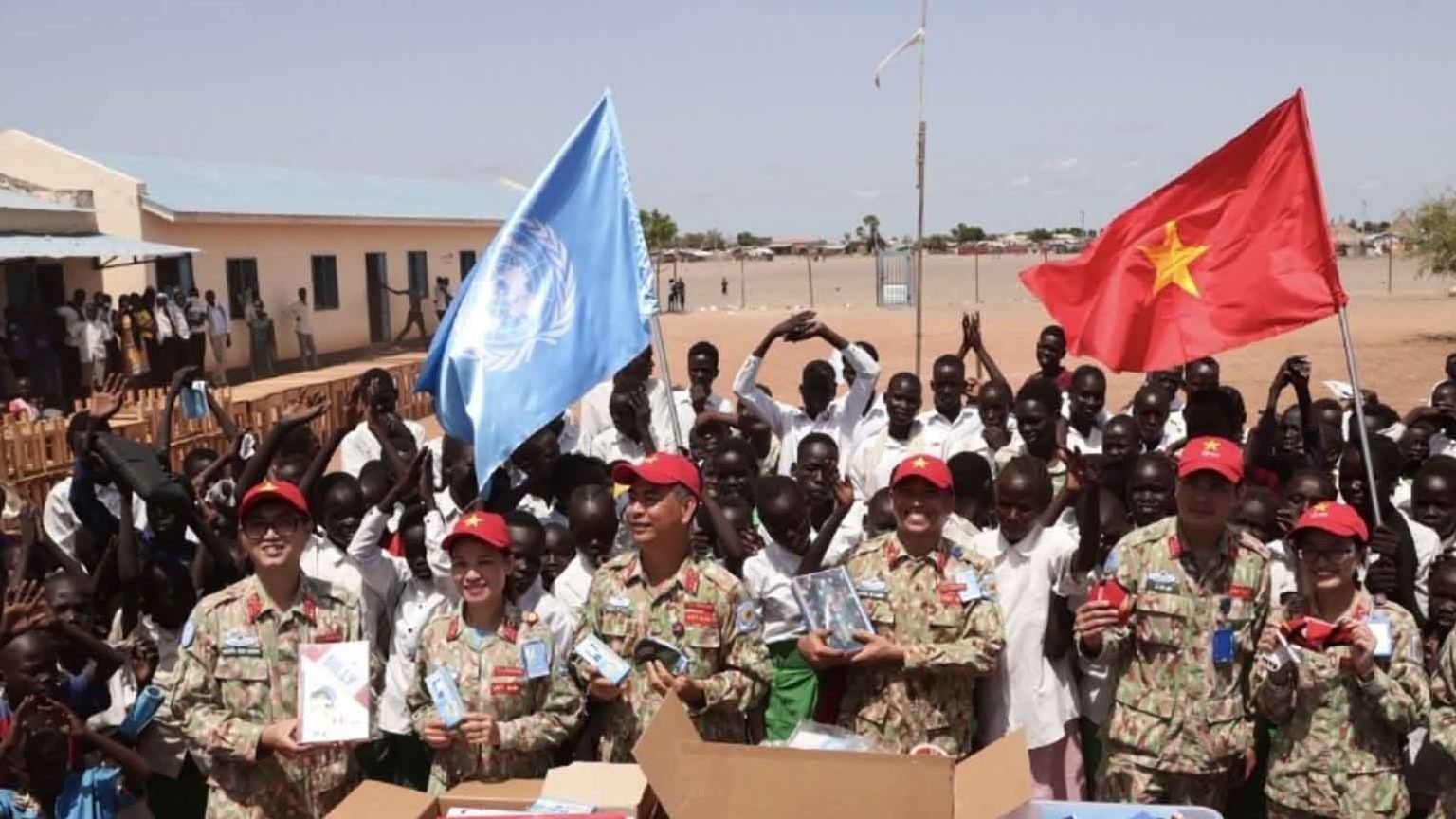 Chiến sĩ mũ nồi xanh Việt Nam làm thiện nguyện ở trường học Nam Sudan