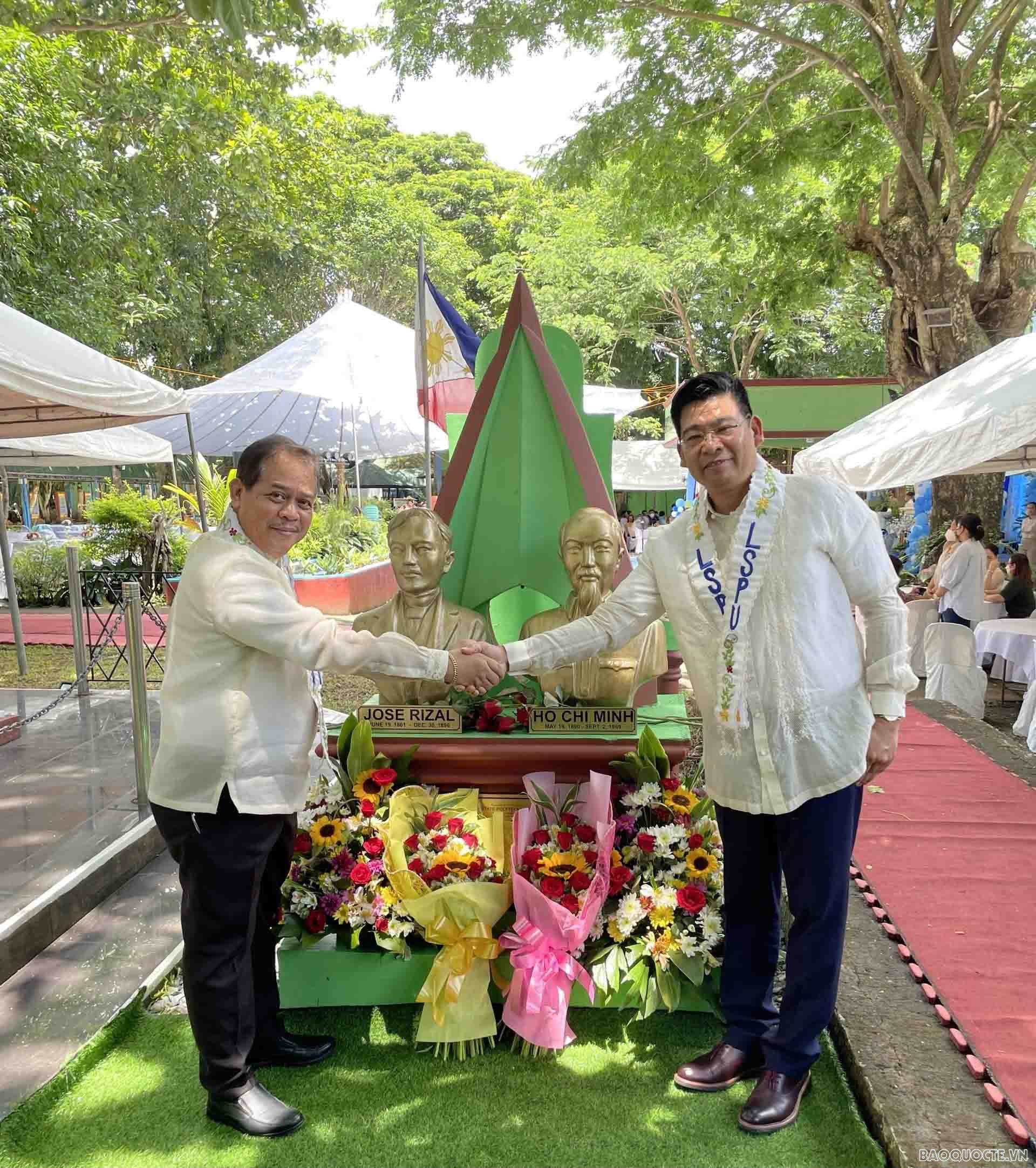 Đại sứ Hoàng Huy Chung và Hiệu trưởng trường LSPU, Tiến sĩ Mario R. Briones.