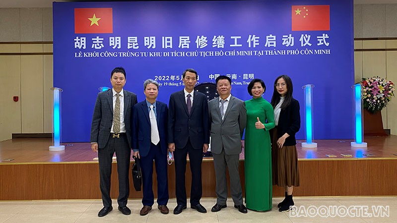 Tổng Lãnh sự quán Việt Nam tại Côn Minh cùng đại diện Cộng đồng người Việt Nam tại Vân Nam chụp ảnh lưu niệm tại buổi Lễ