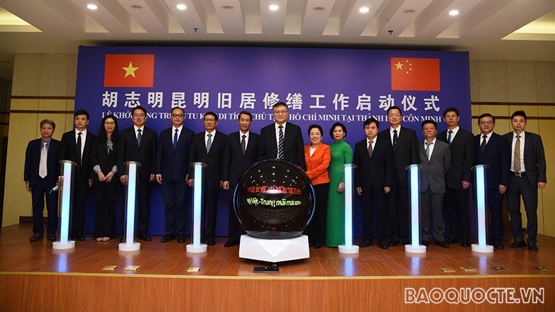 Các đại biểu chụp ảnh lưu niệm chung.