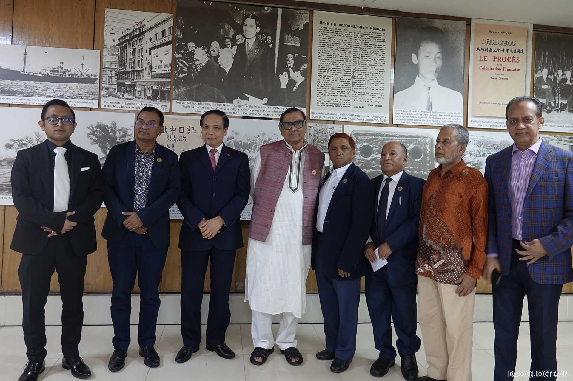 Các đại biểu tham dự triển lãm ảnh “Những năm tháng Chủ tịch Hồ Chí Minh hoạt động ở nước ngoài.